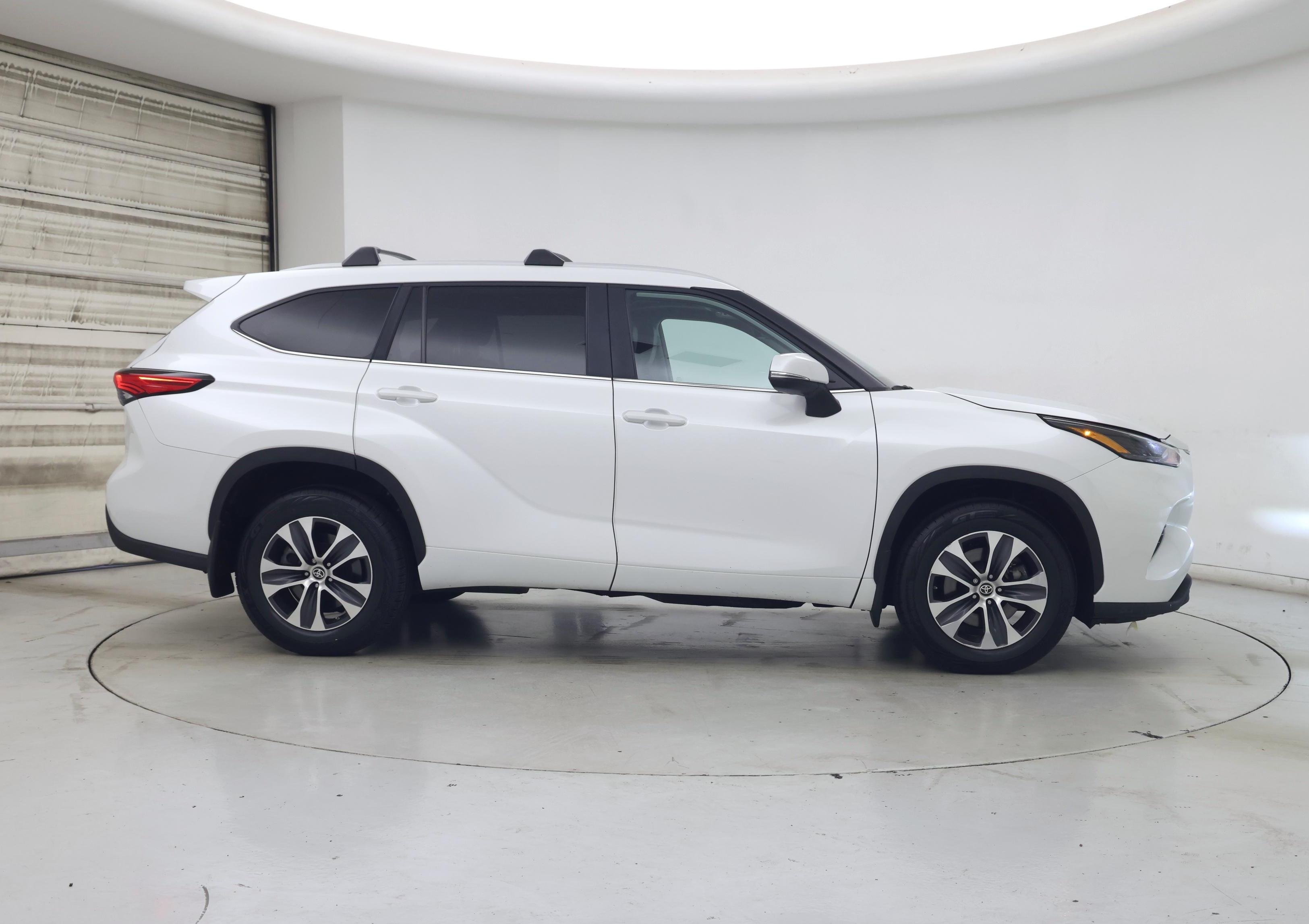 Thumbnail: 2023 Toyota Highlander - 7