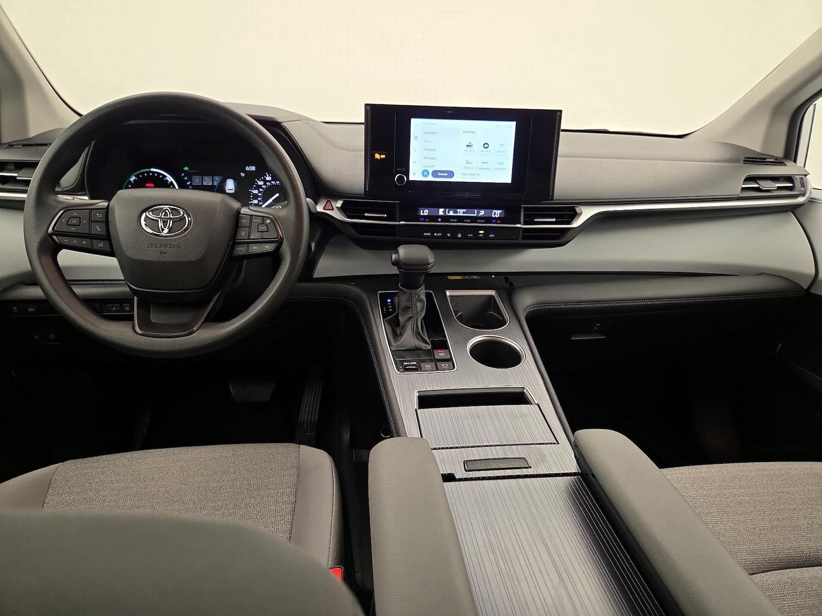 2025 Toyota Sienna LE - Photo 10