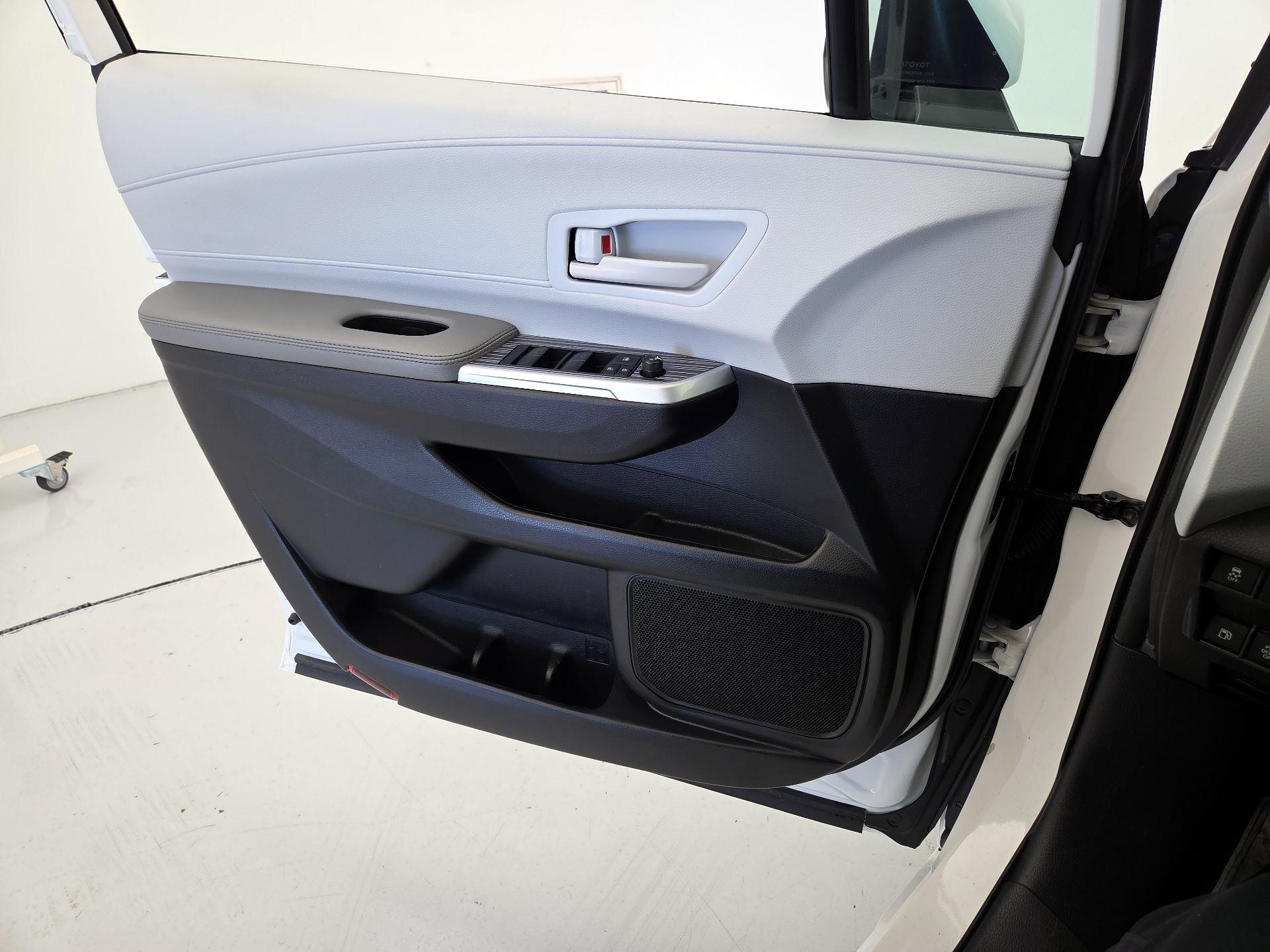Thumbnail: 2025 Toyota Sienna - 12
