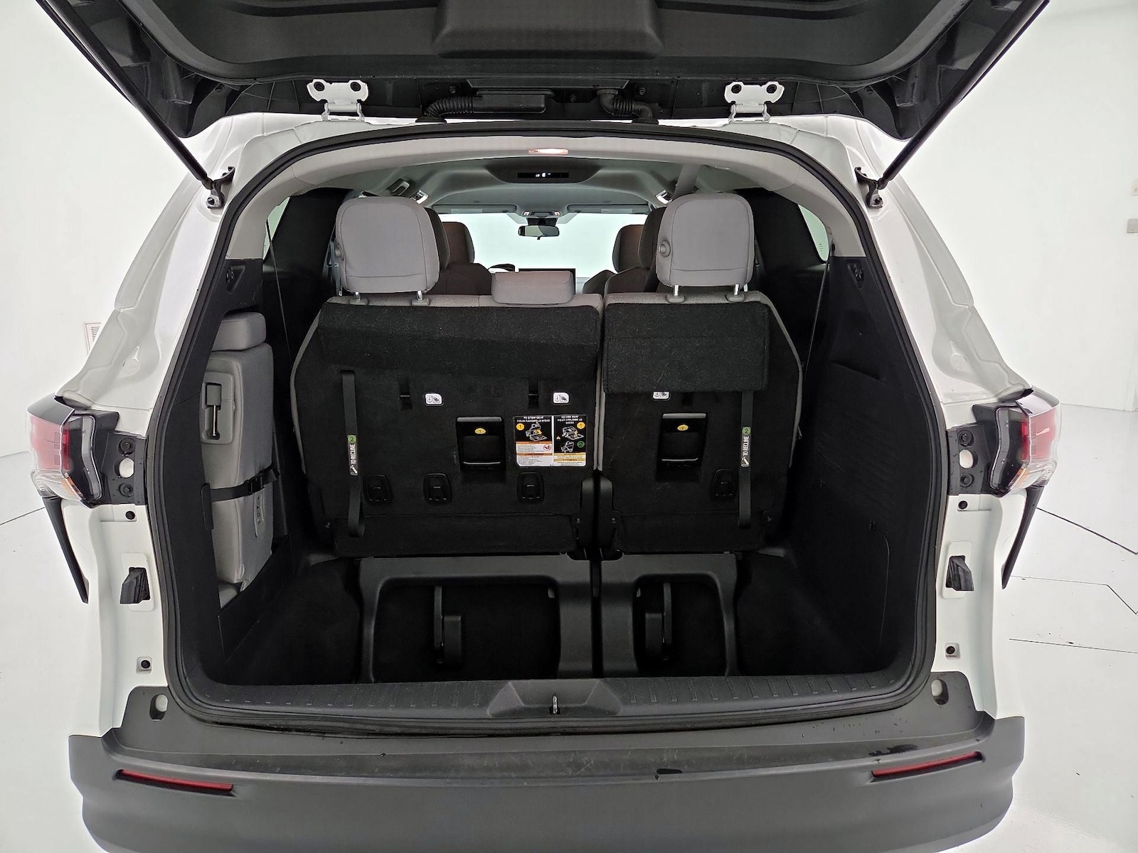 2025 Toyota Sienna LE - Photo 22