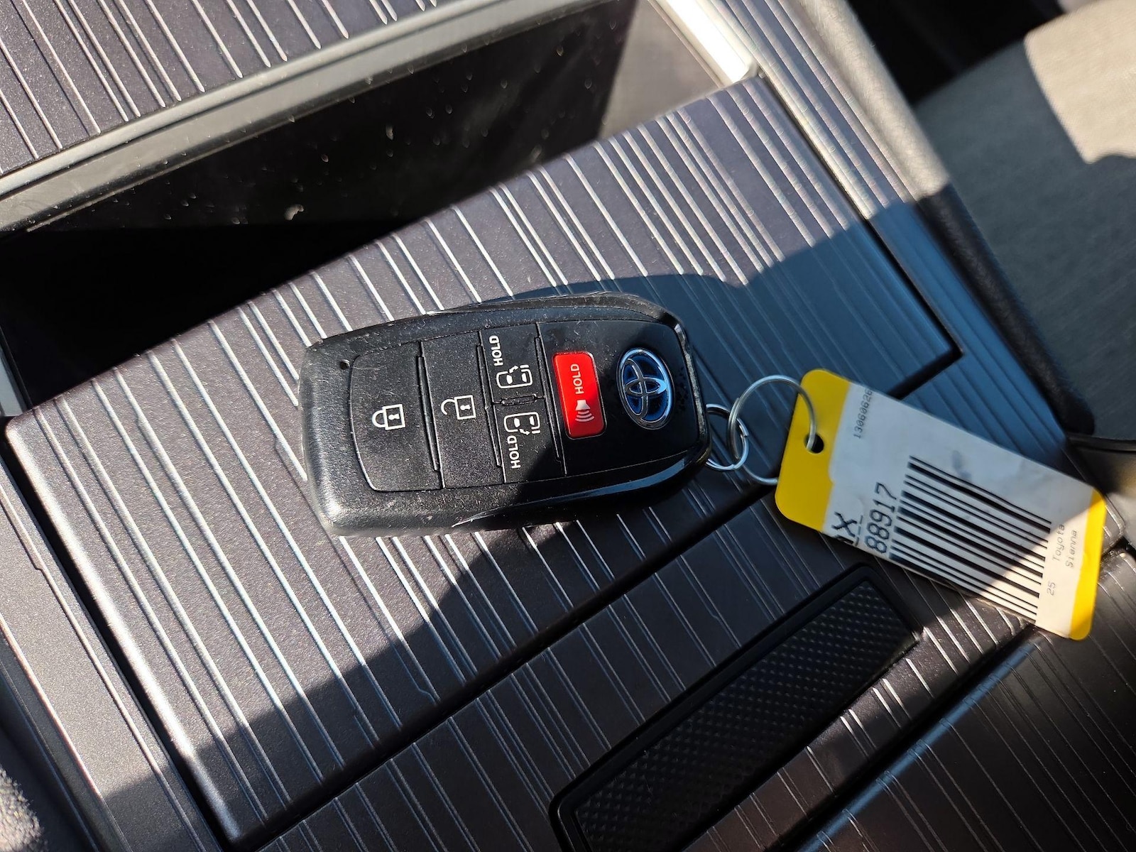 2025 Toyota Sienna LE - Photo 24