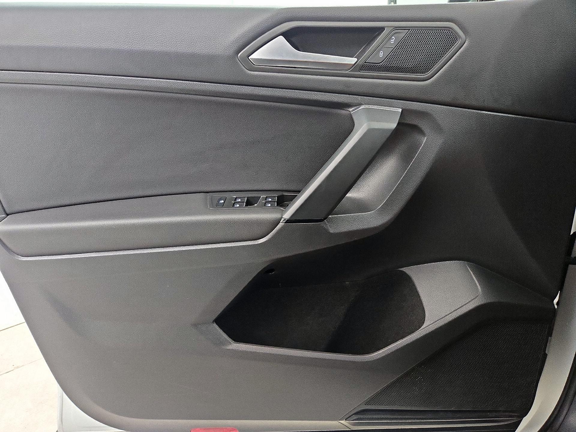 Thumbnail: 2019 Volkswagen Tiguan - 12