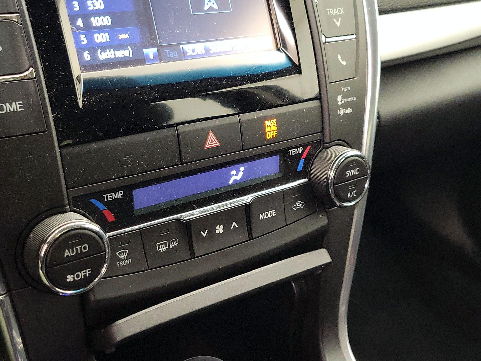 Thumbnail: 2015 Toyota Camry - 16