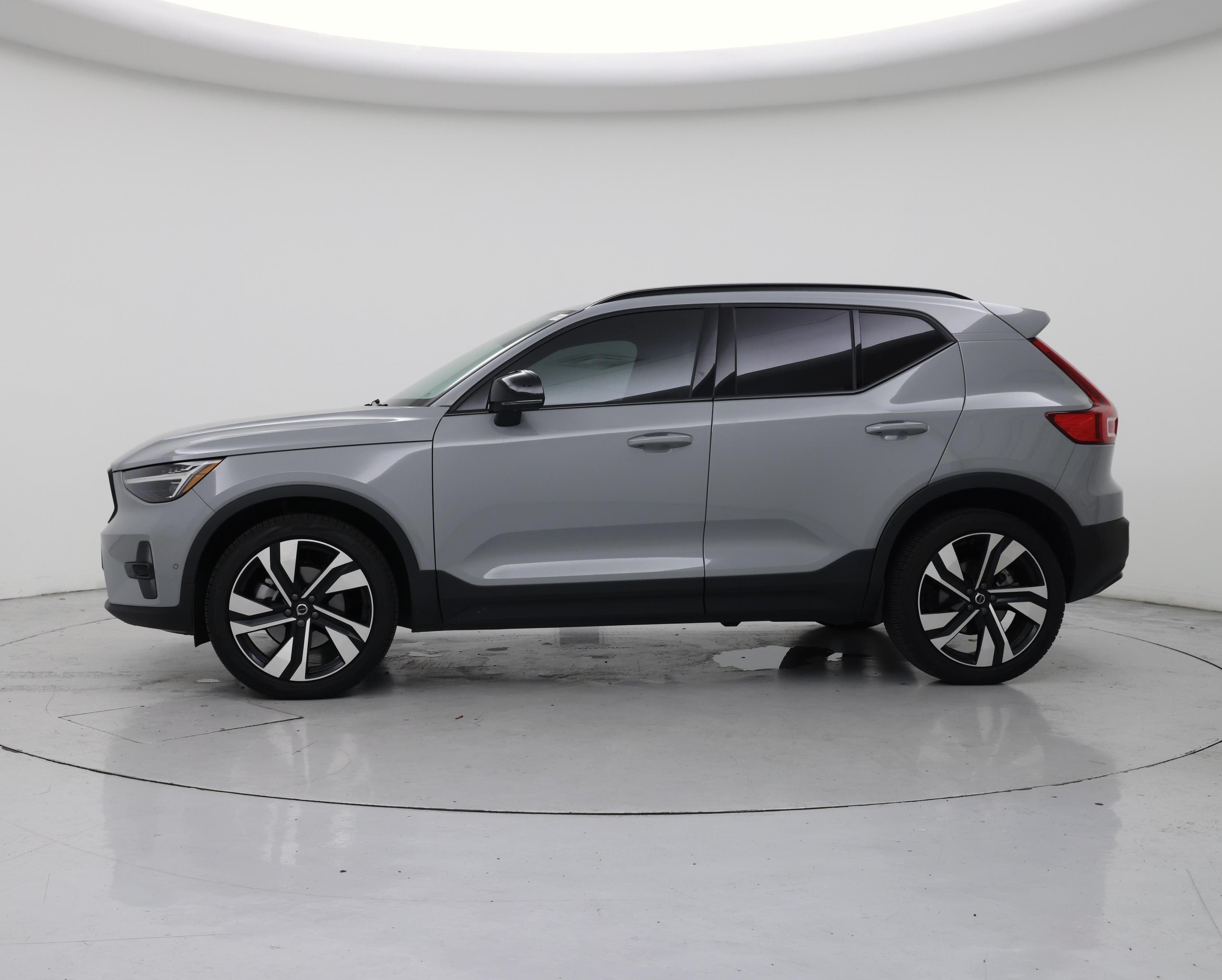 Thumbnail: 2025 Volvo XC40 - 3