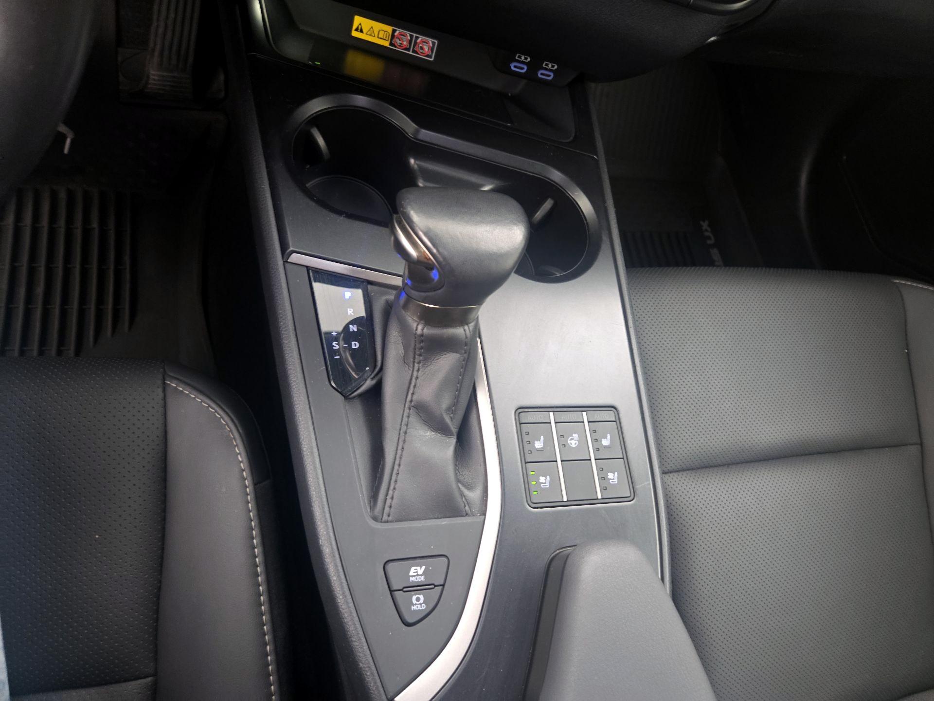 Thumbnail: 2023 Lexus UX - 18