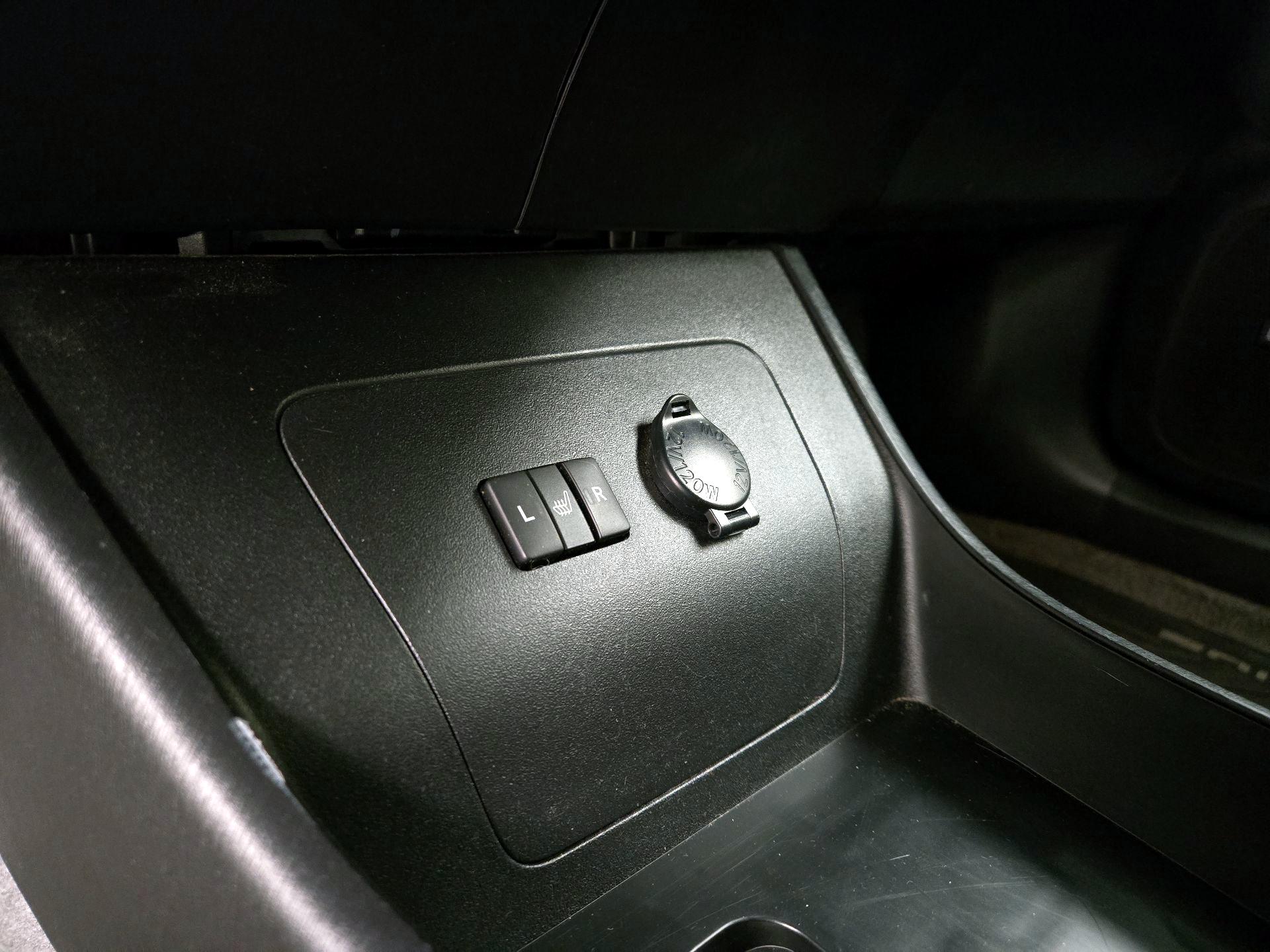 Thumbnail: 2015 Toyota Prius - 18