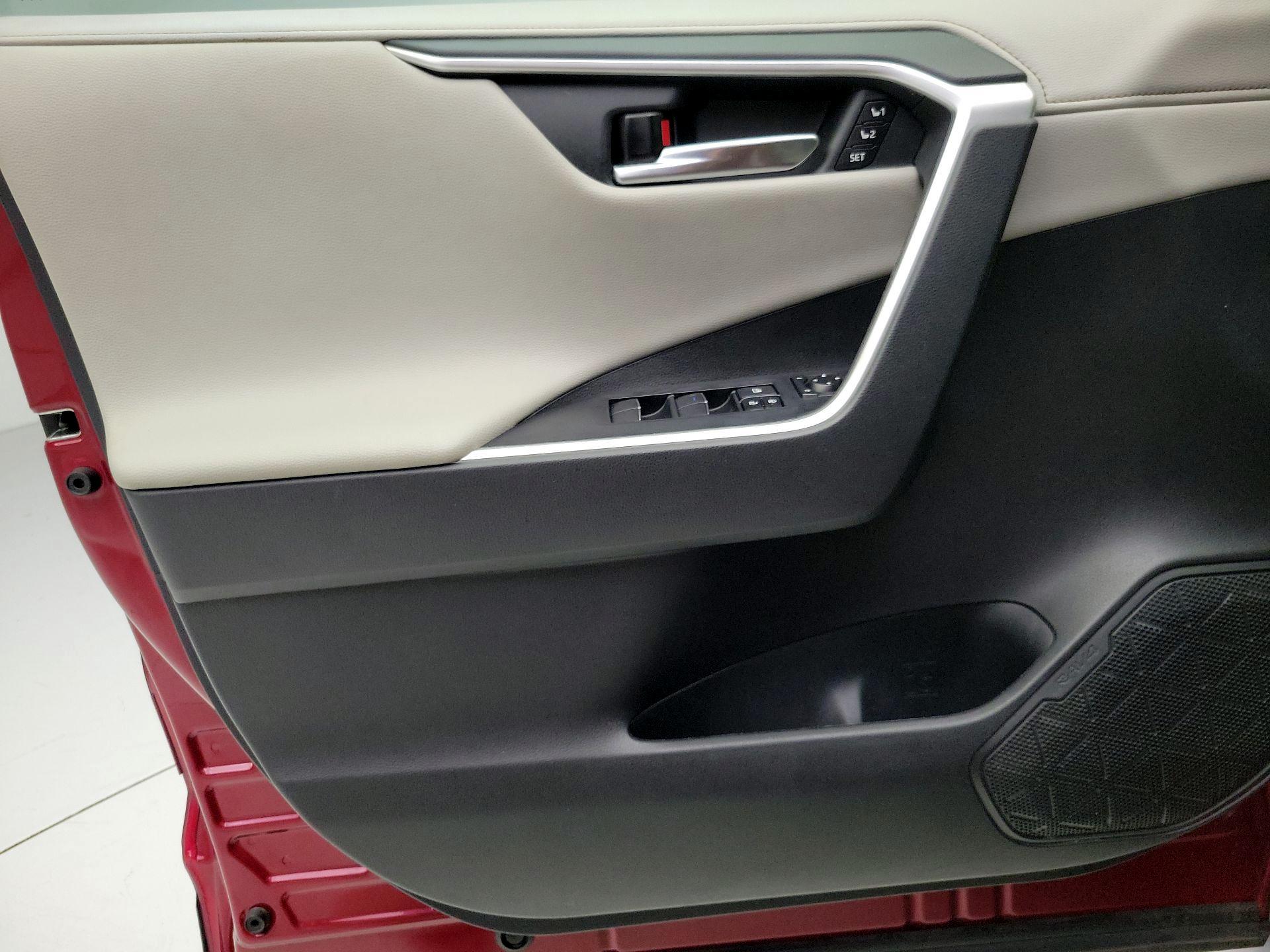 Thumbnail: 2020 Toyota RAV4 - 12