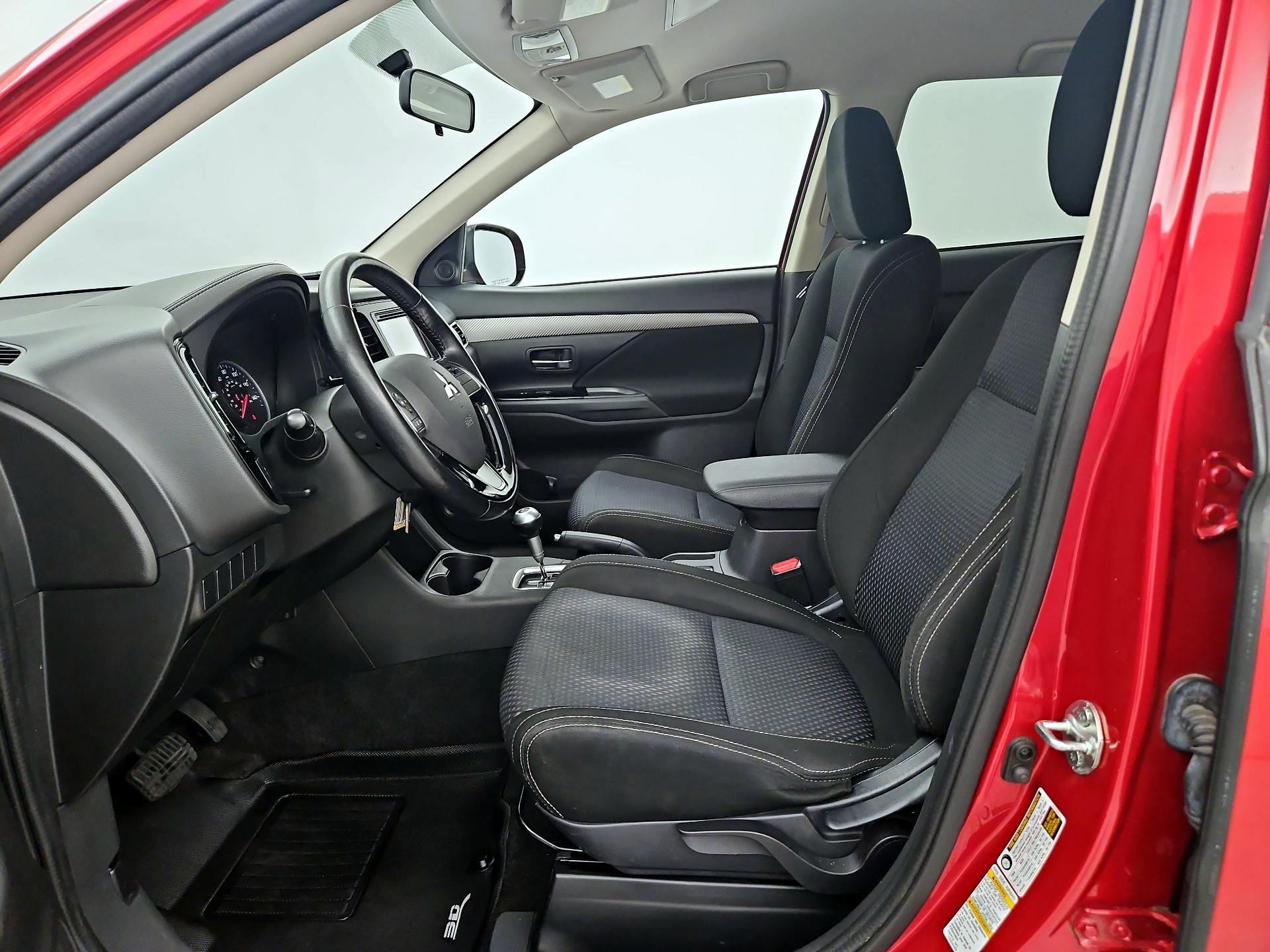 Thumbnail: 2016 Mitsubishi Outlander - 11