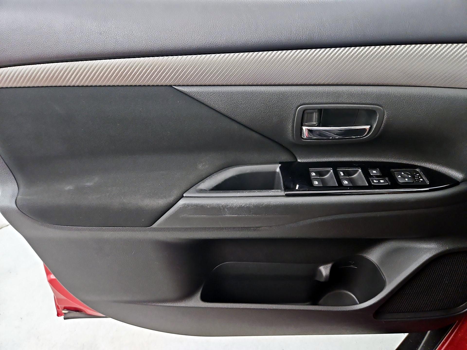Thumbnail: 2016 Mitsubishi Outlander - 12