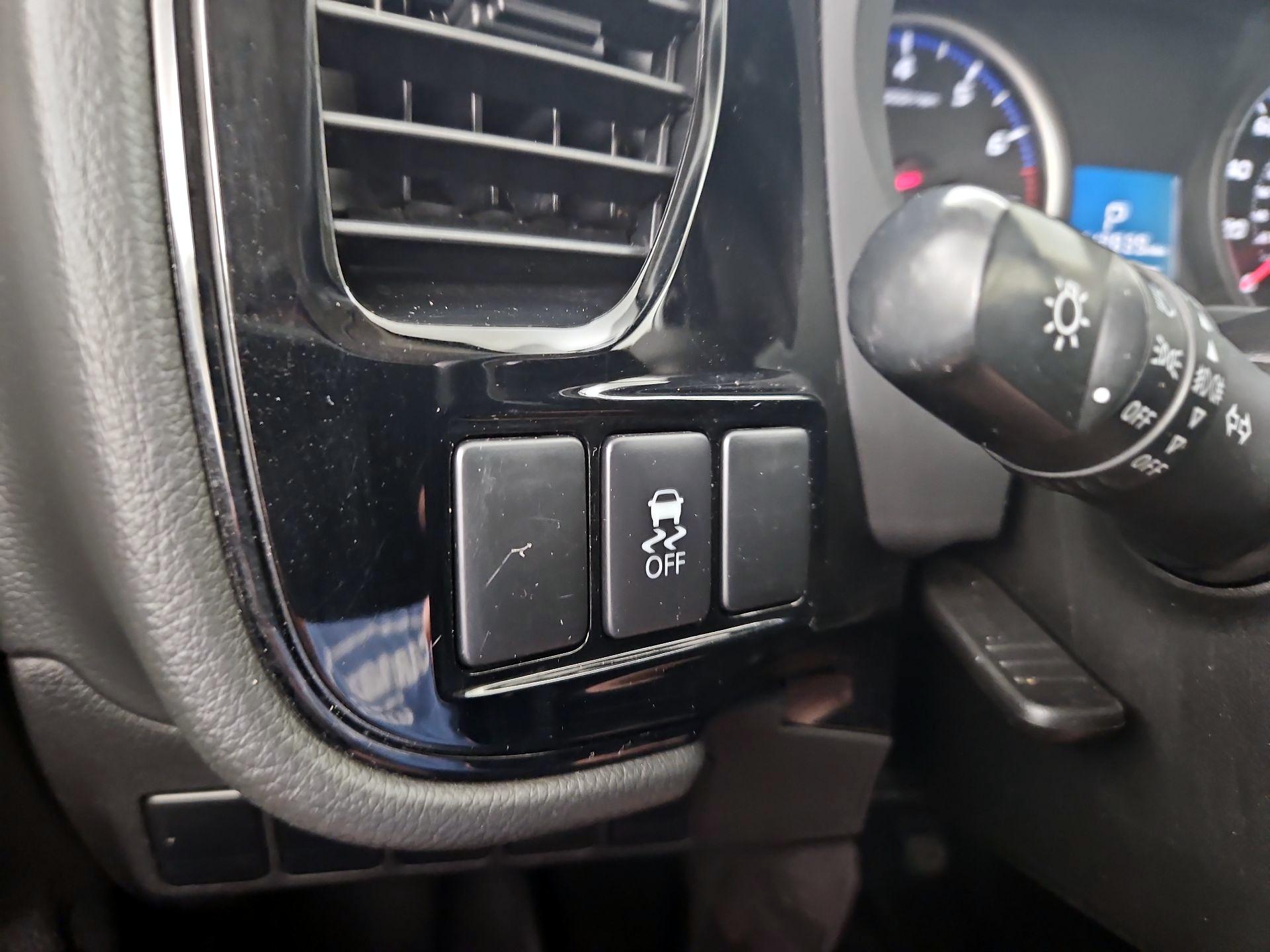 Thumbnail: 2016 Mitsubishi Outlander - 13