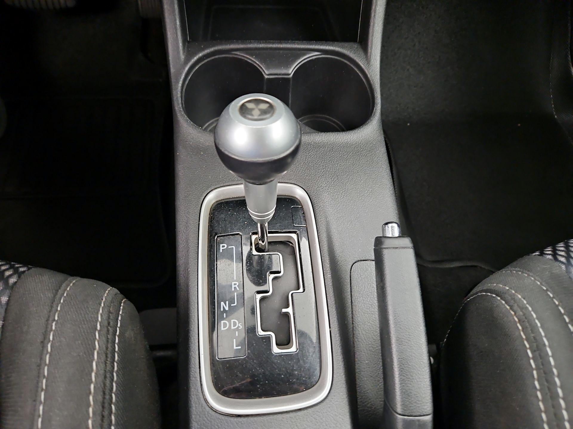 Thumbnail: 2016 Mitsubishi Outlander - 17