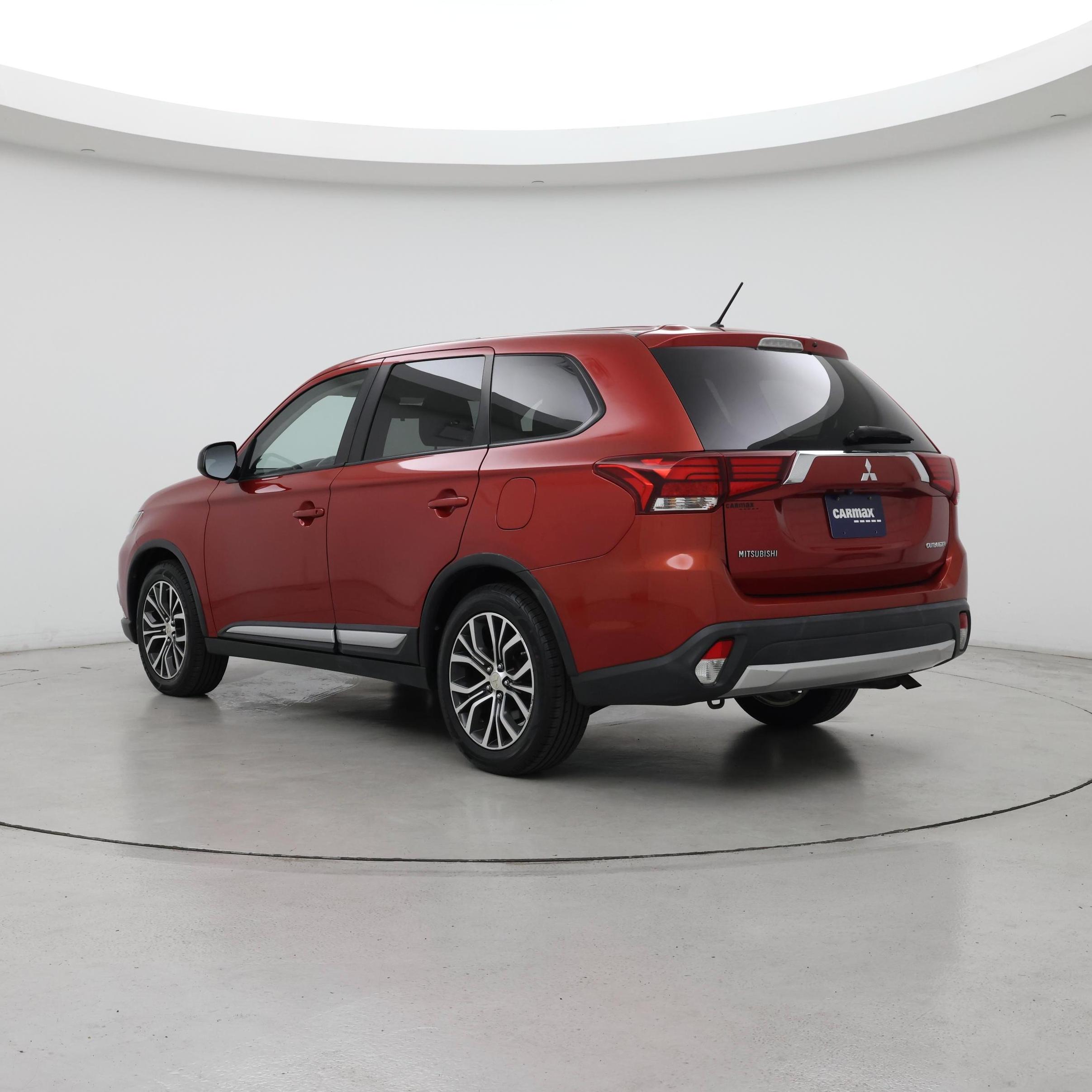 Thumbnail: 2016 Mitsubishi Outlander - 2