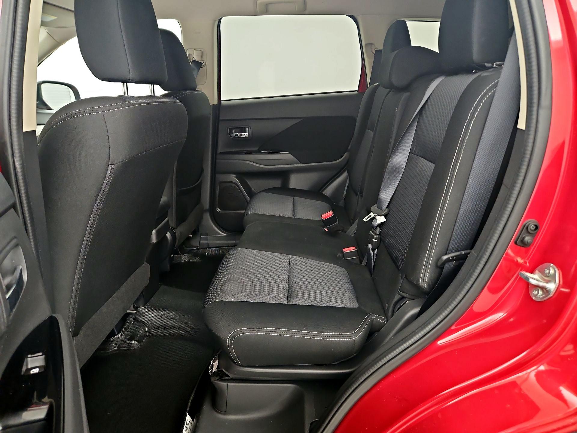 Thumbnail: 2016 Mitsubishi Outlander - 19