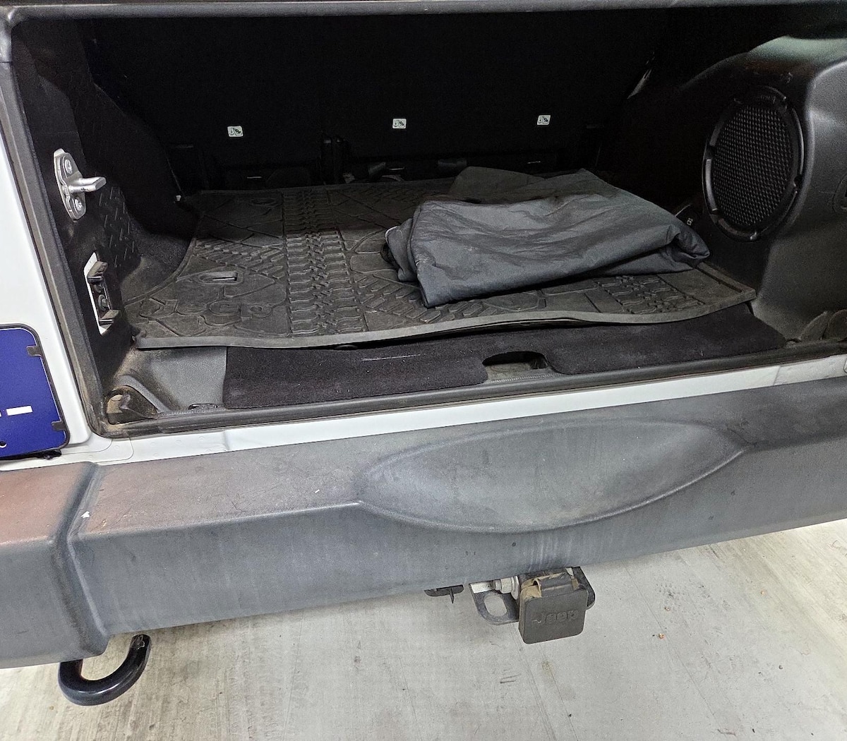 Trunk/Cargo (Seats Up)