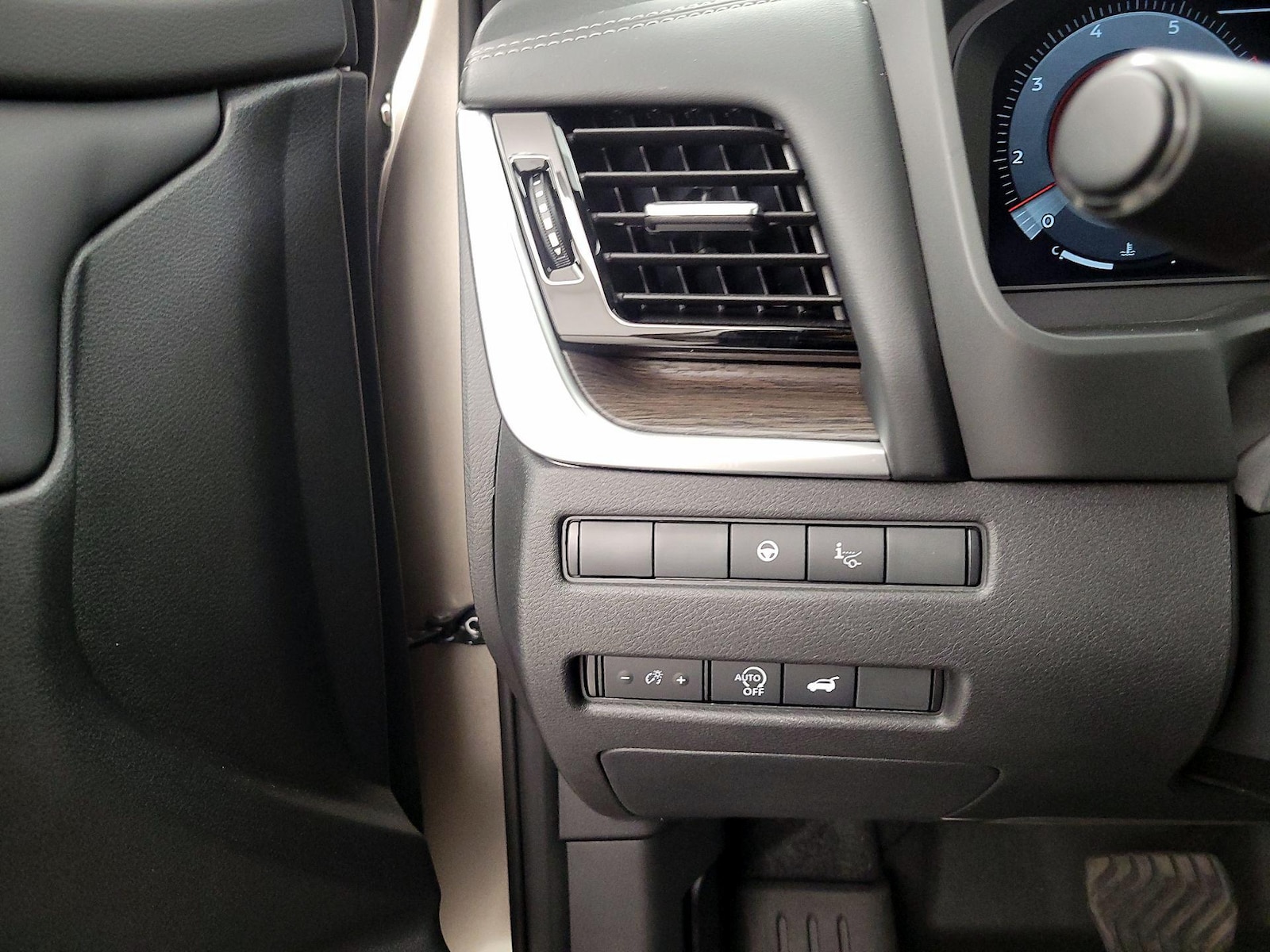2025 Nissan Rogue Platinum - Photo 14