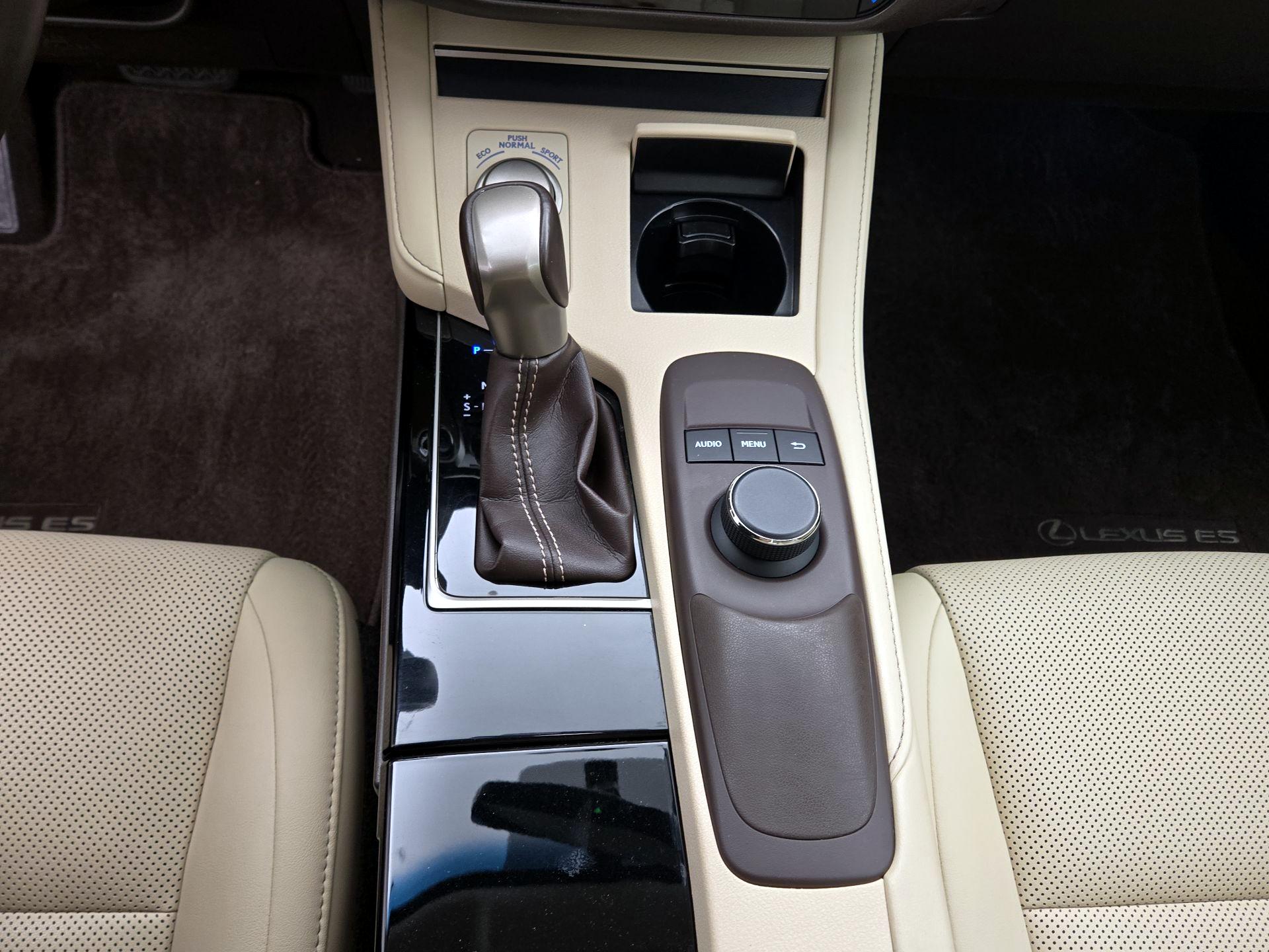 Thumbnail: 2016 Lexus ES - 17