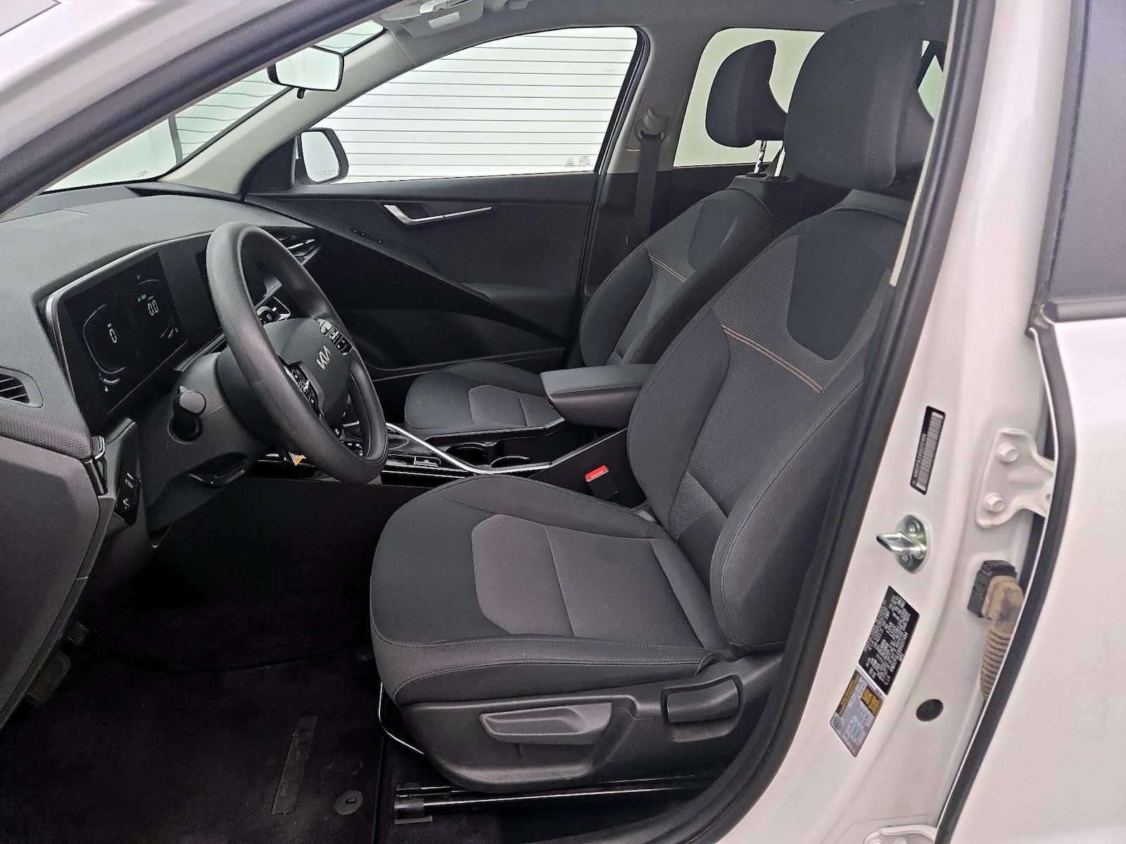 2025 Kia Niro LX - Photo 12