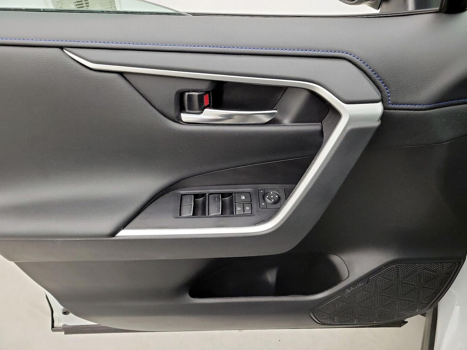 2024 Toyota RAV4 XSE - Photo 13