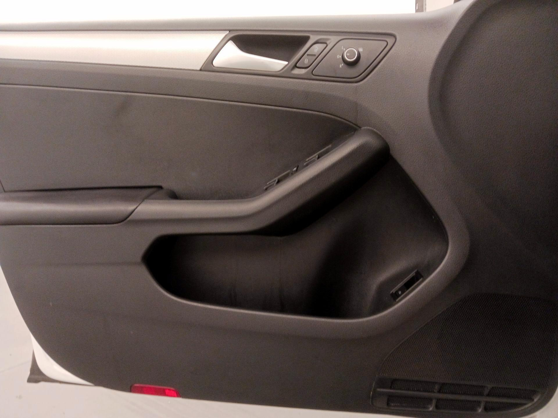 Thumbnail: 2015 Volkswagen Jetta - 12