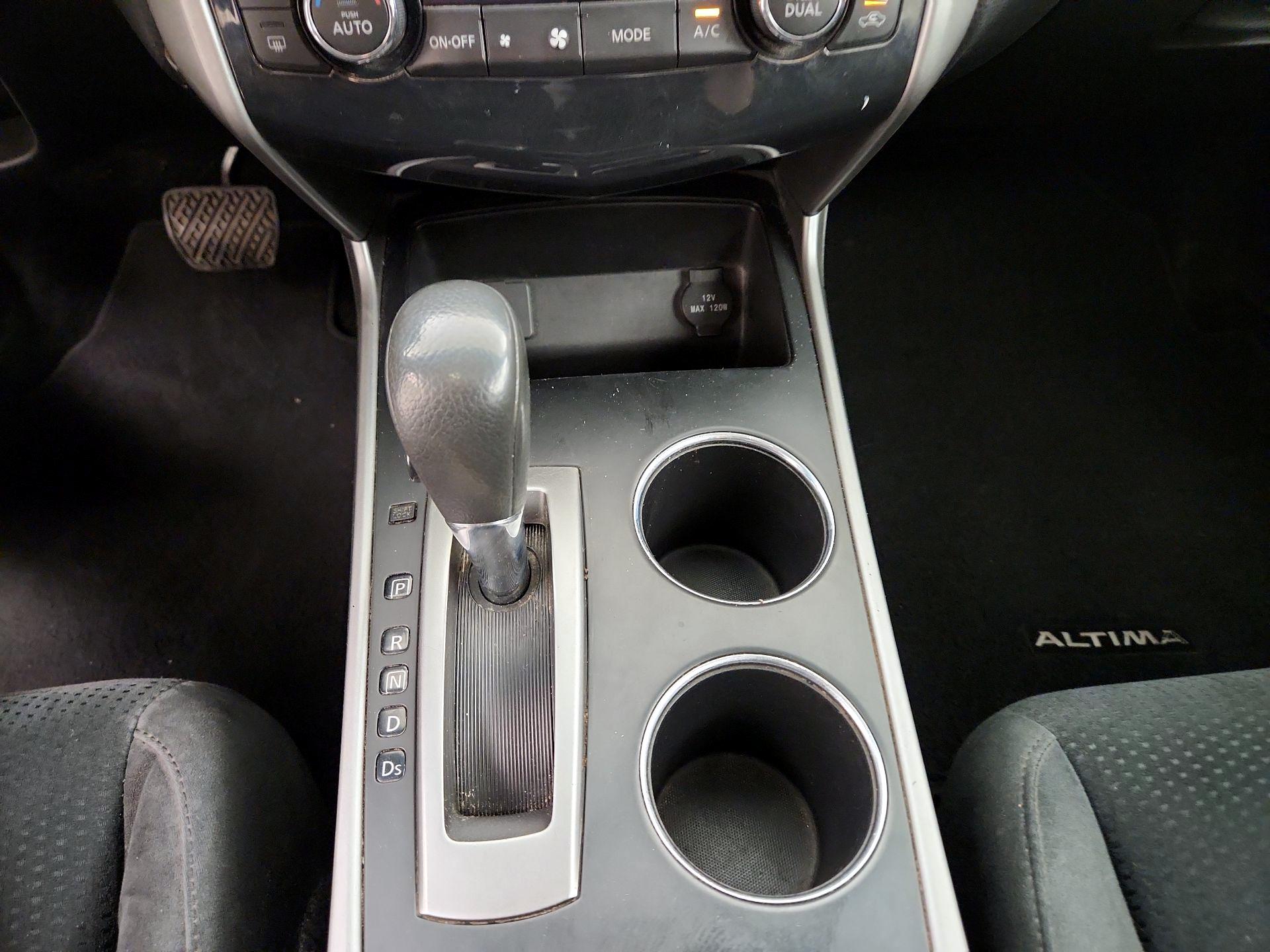 Thumbnail: 2015 Nissan Altima - 17