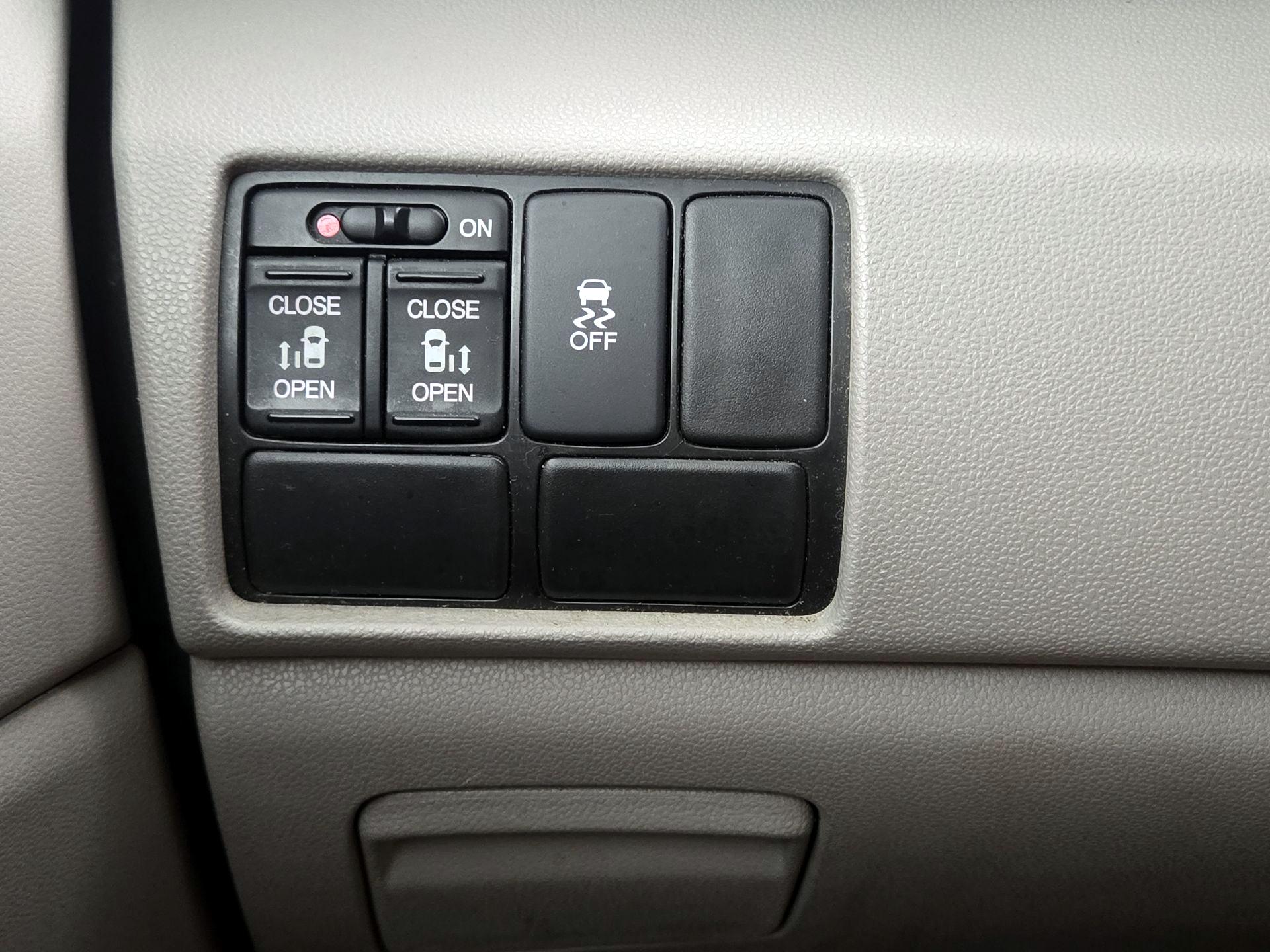 Thumbnail: 2015 Honda Odyssey - 13