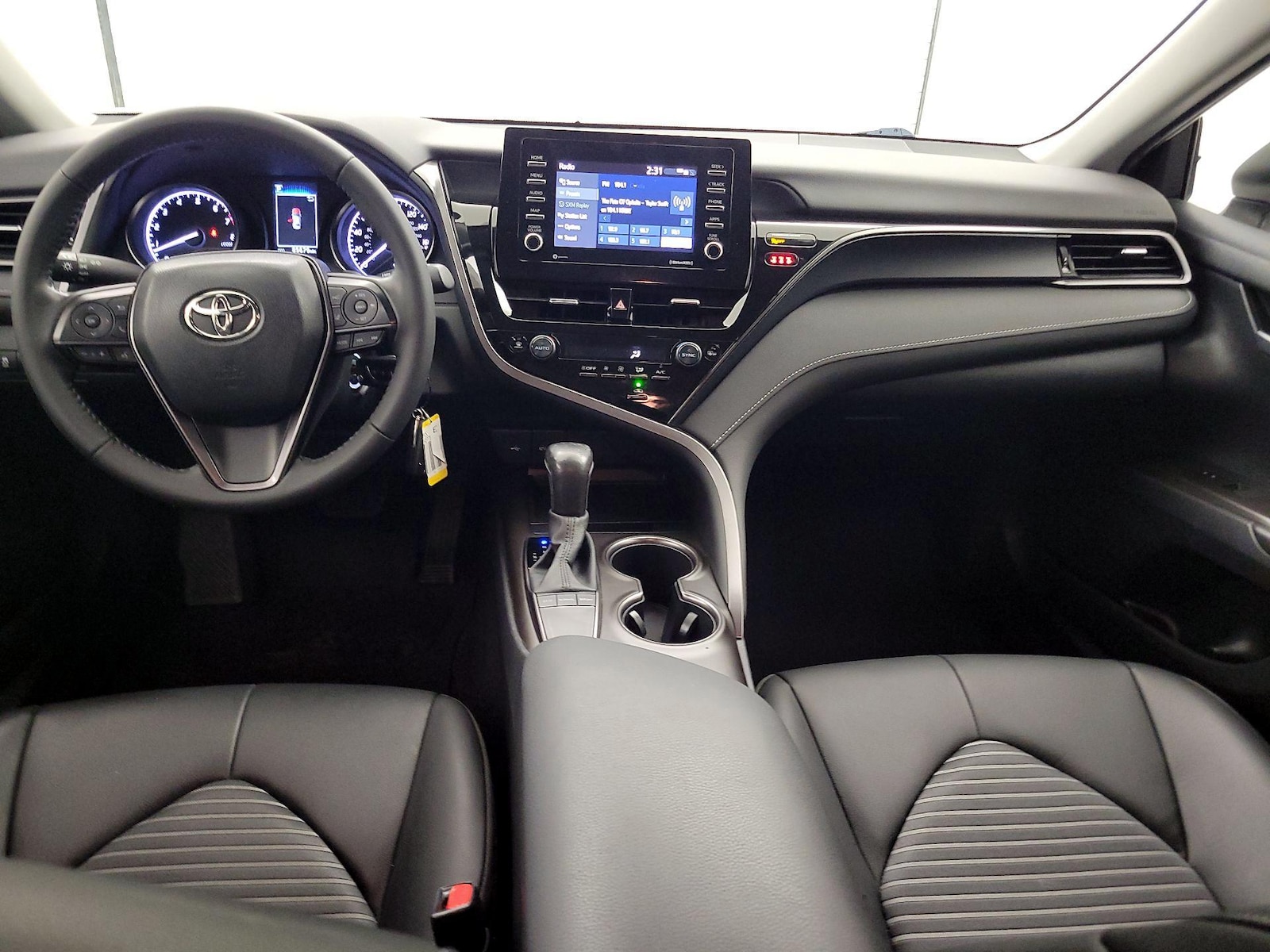 2023 Toyota Camry SE - Photo 10