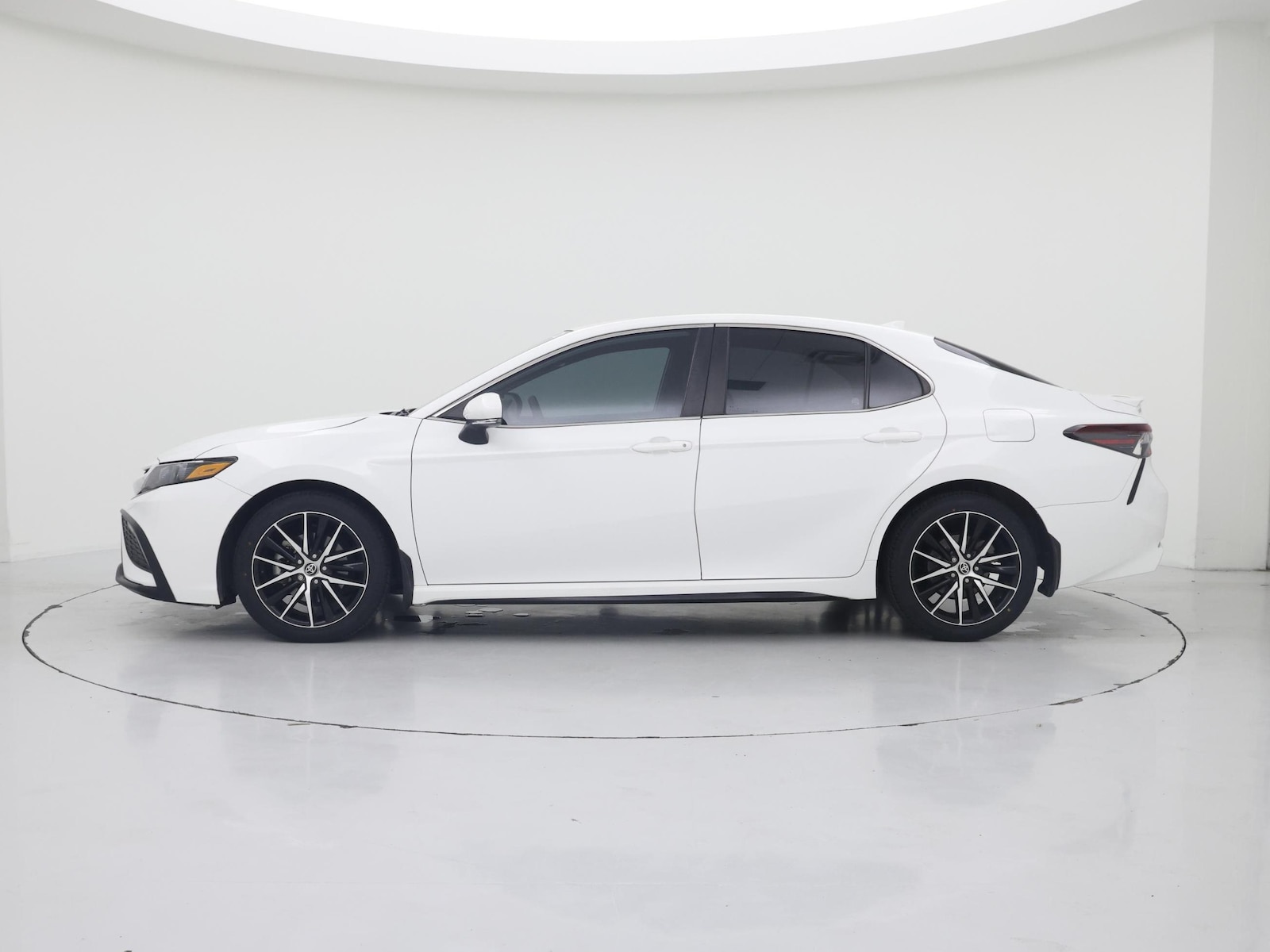 2023 Toyota Camry SE - Photo 4