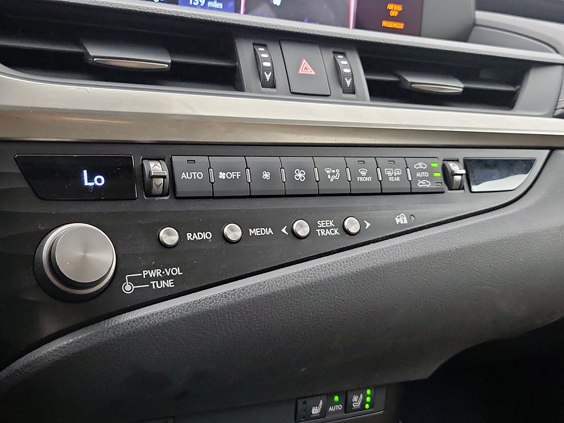 Thumbnail: 2021 Lexus ES - 16