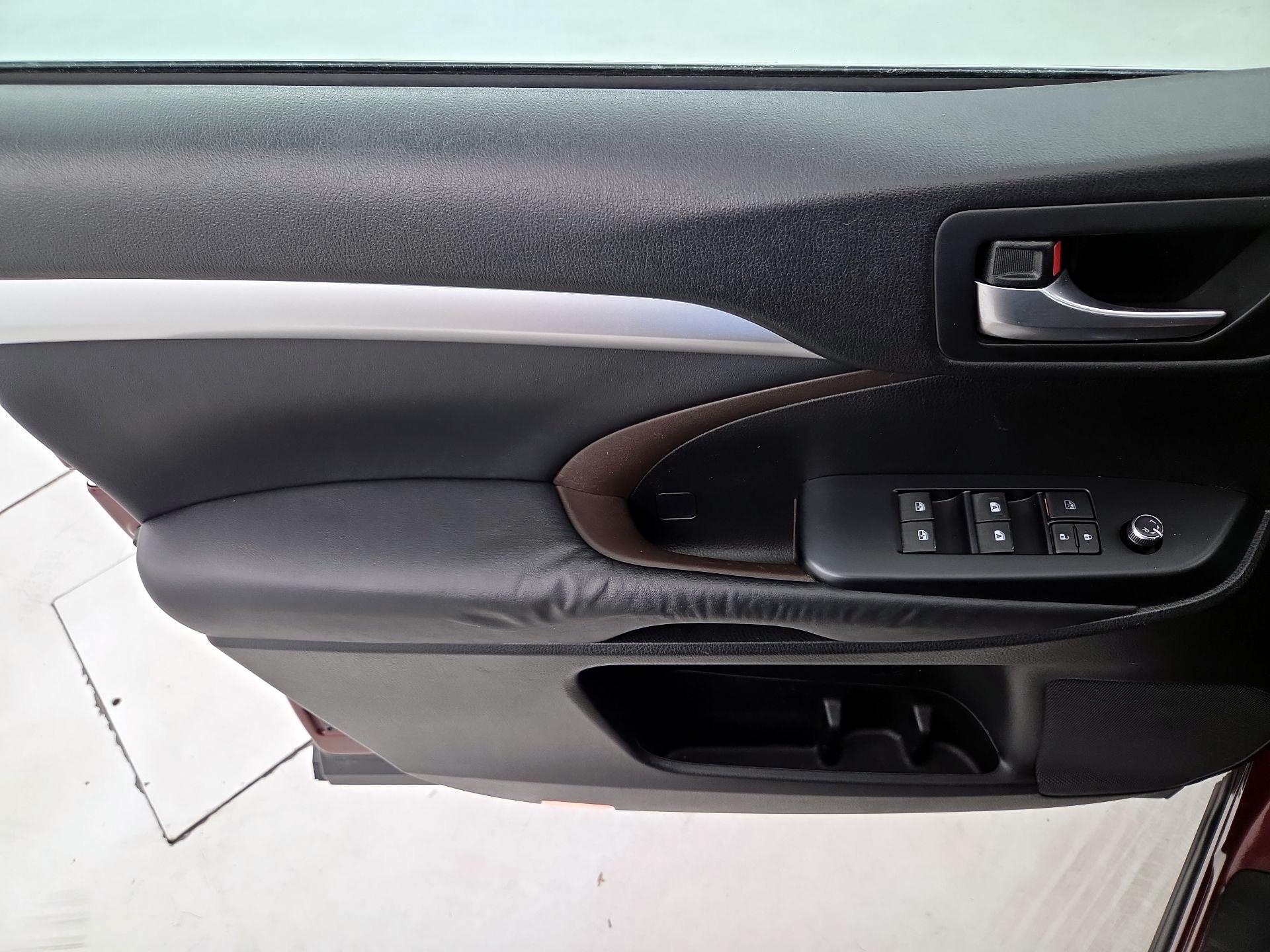 Thumbnail: 2016 Toyota Highlander - 12