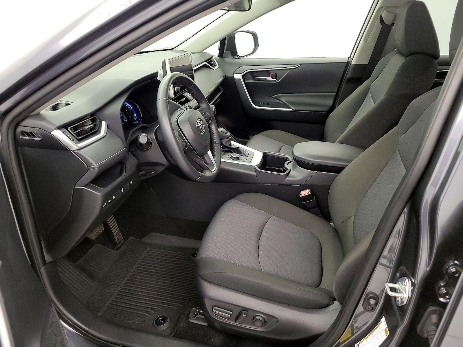2024 Toyota RAV4 XLE - Photo 12