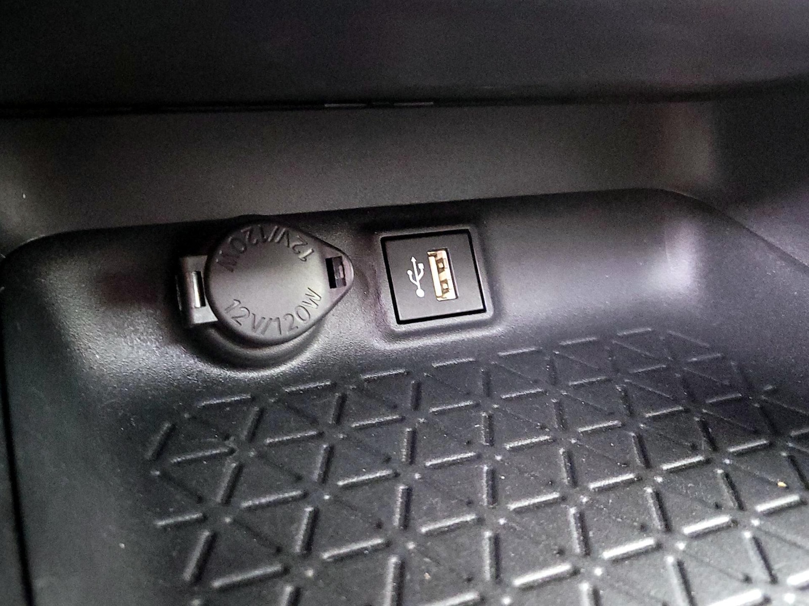 2024 Toyota RAV4 XLE - Photo 19