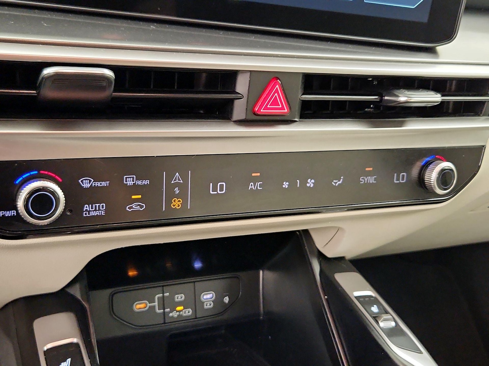 2025 Kia Sorento S - Photo 18