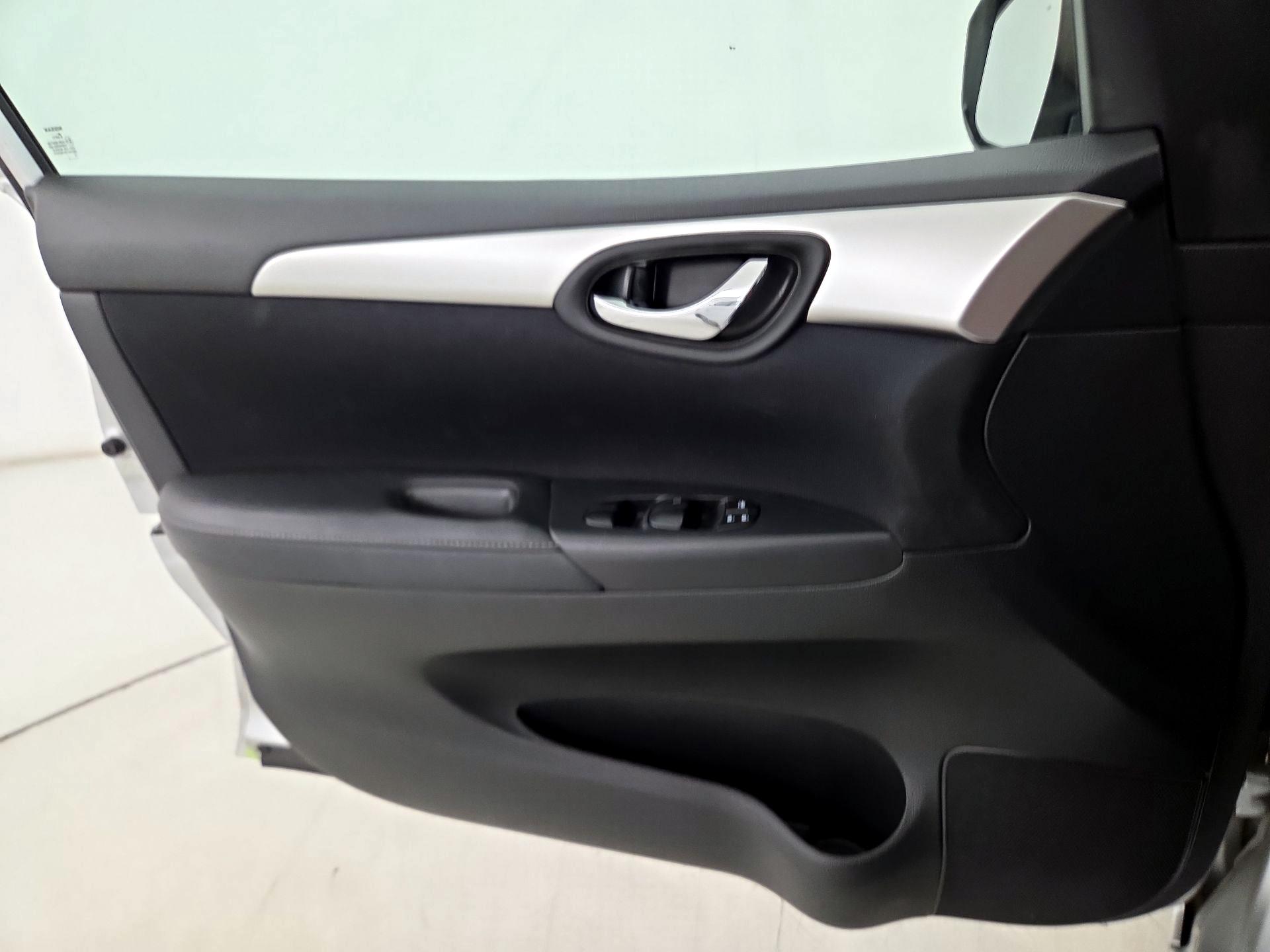 Thumbnail: 2016 Nissan Sentra - 12