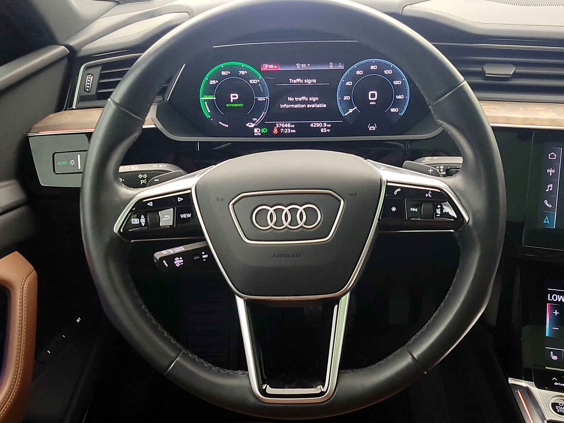 Thumbnail: 2022 Audi e-tron S - 10