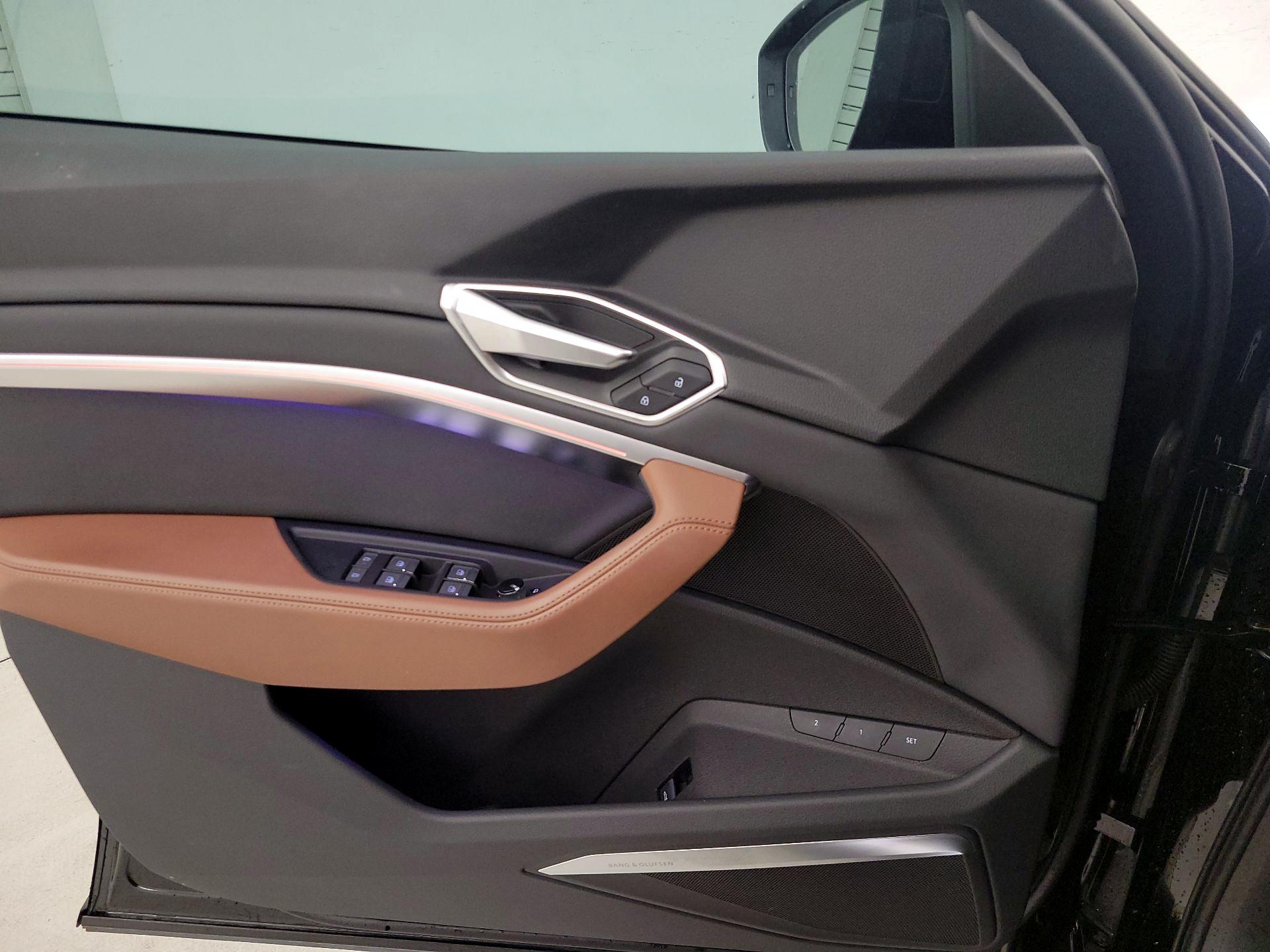 Thumbnail: 2022 Audi e-tron S - 12