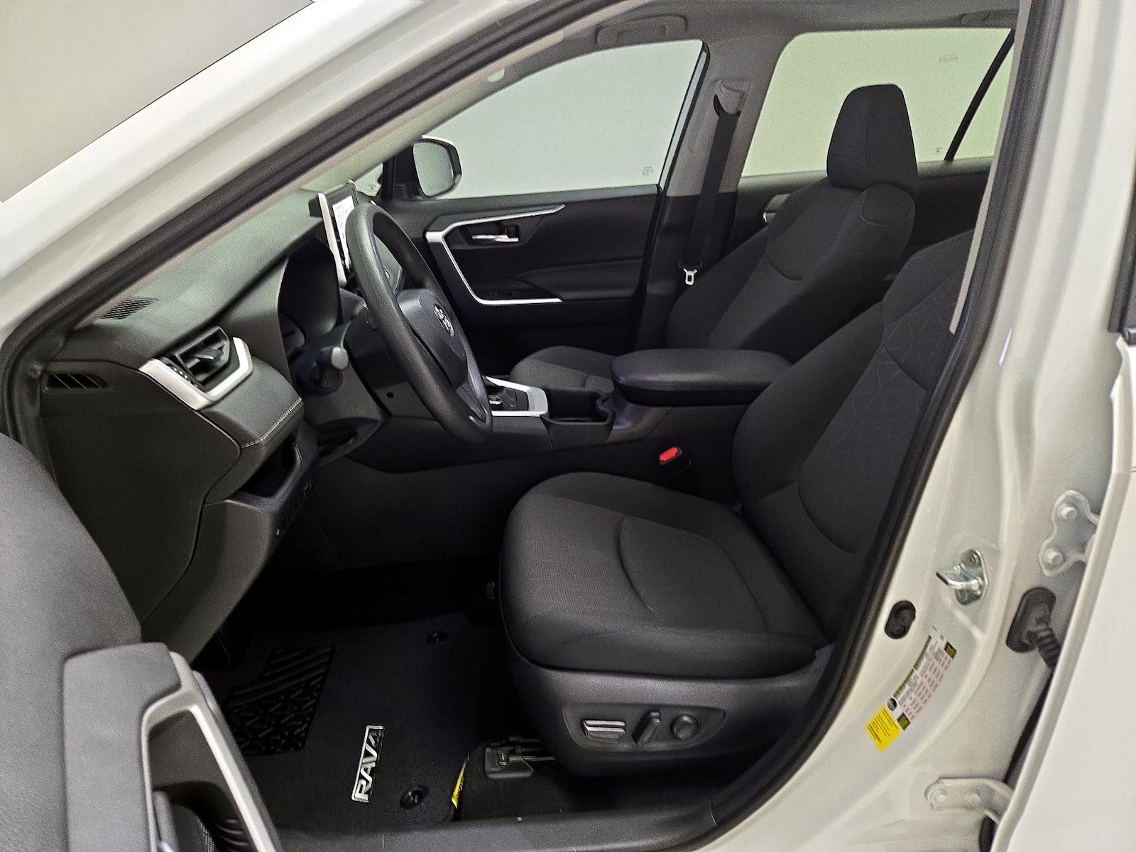 2024 Toyota RAV4 XLE - Photo 12