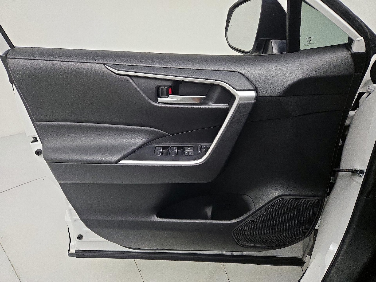 2024 Toyota RAV4 XLE - Photo 13