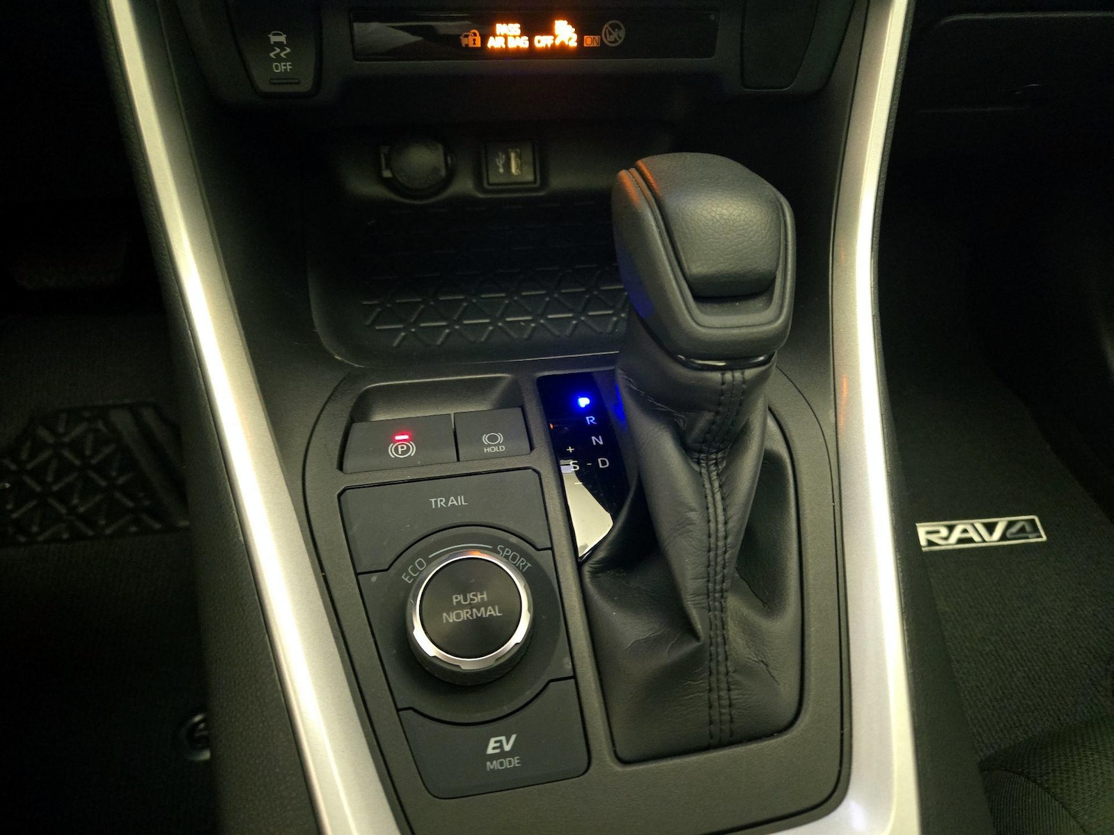 2024 Toyota RAV4 XLE - Photo 18