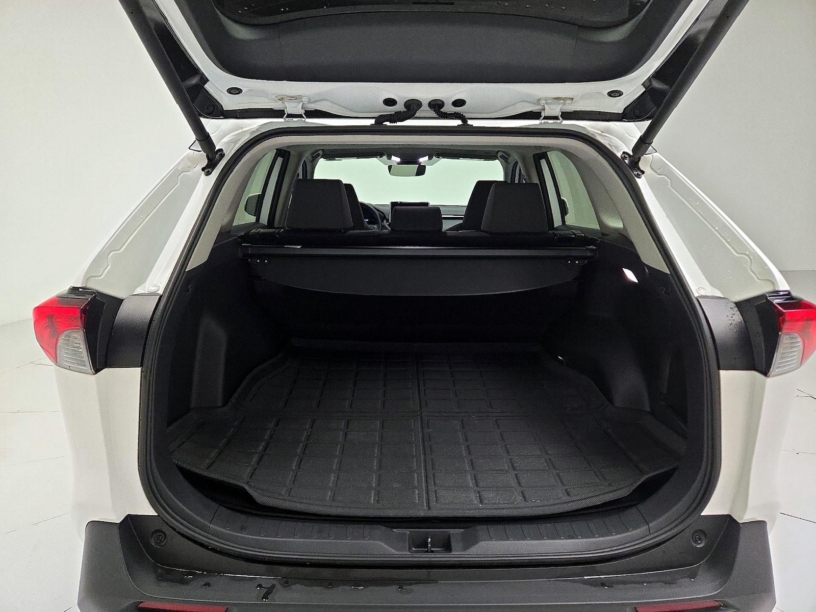 2024 Toyota RAV4 XLE - Photo 22