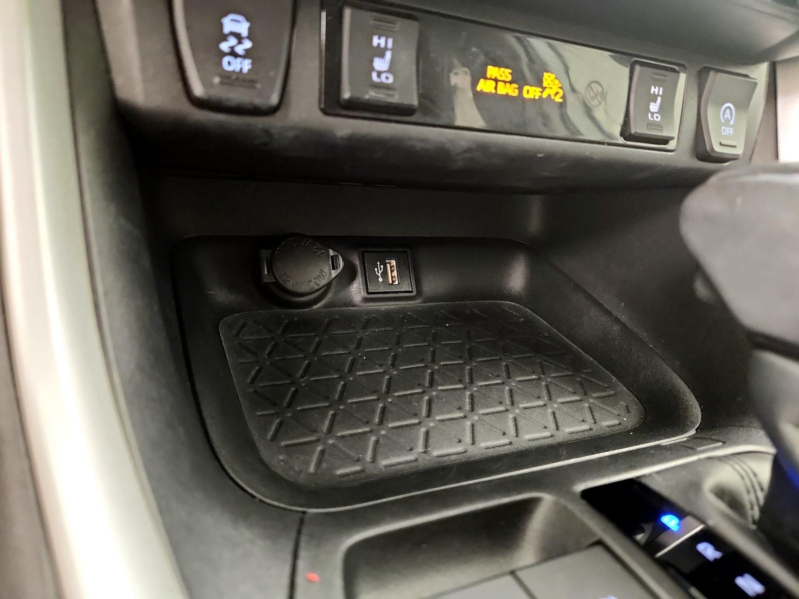 2024 Toyota RAV4 XLE Premium - Photo 19