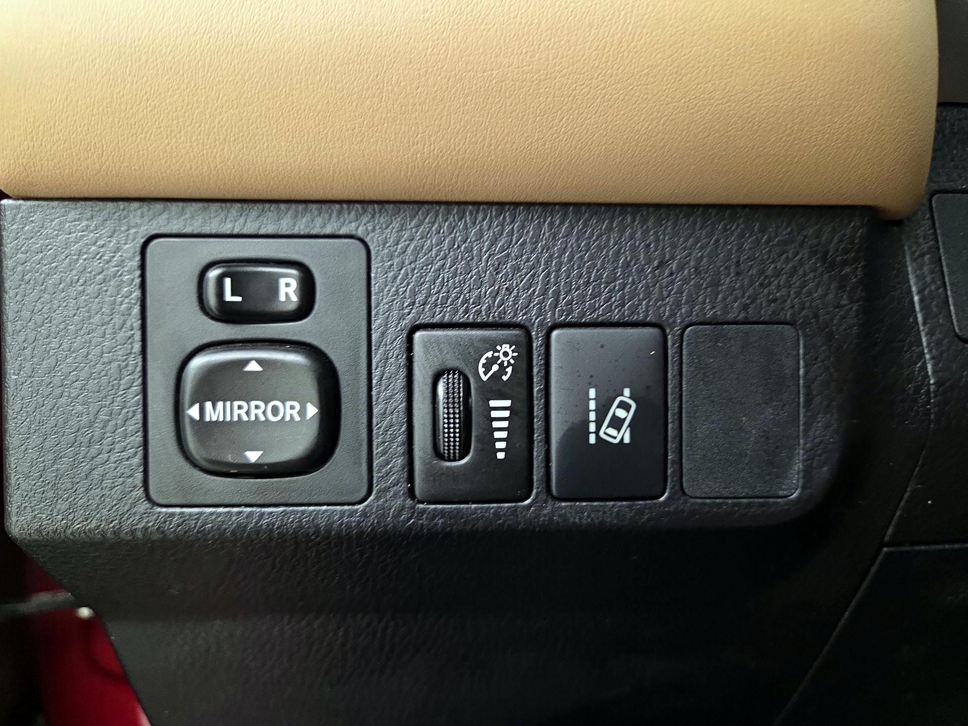 Thumbnail: 2018 Toyota RAV4 - 13