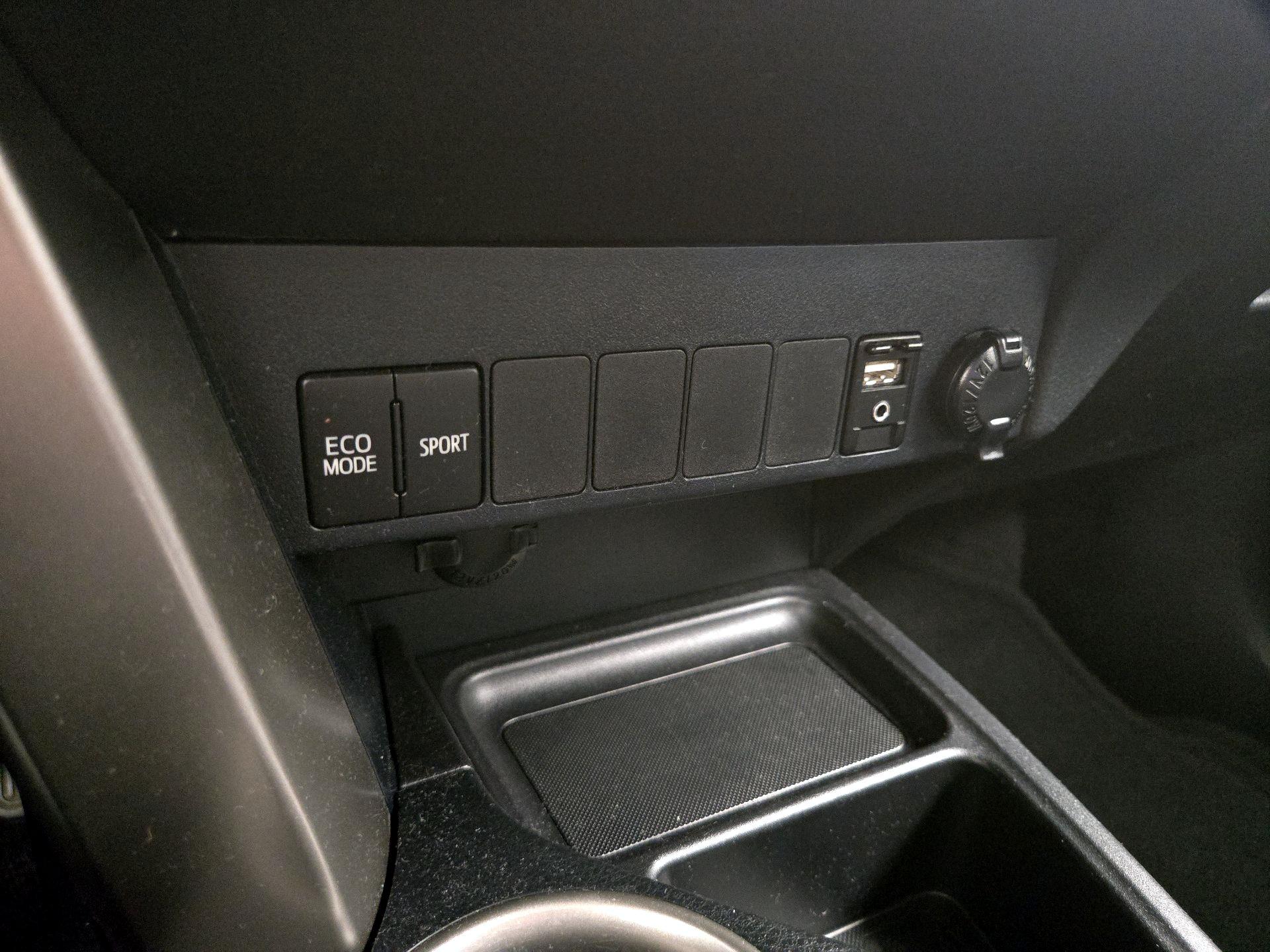 Thumbnail: 2015 Toyota RAV4 - 18