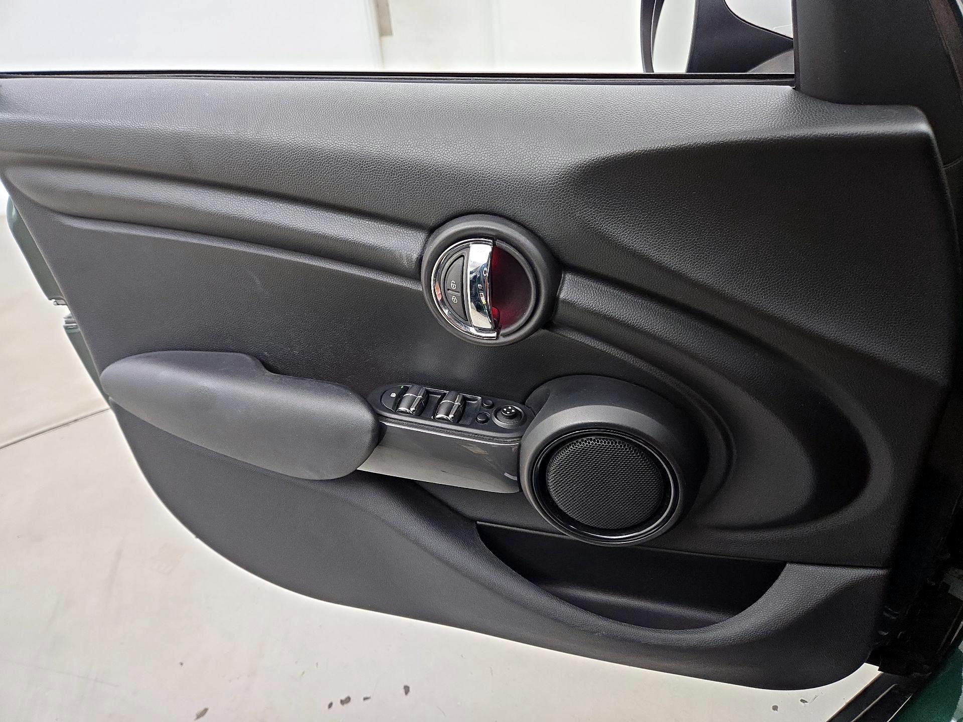 Thumbnail: 2015 MINI Cooper Hardtop - 12