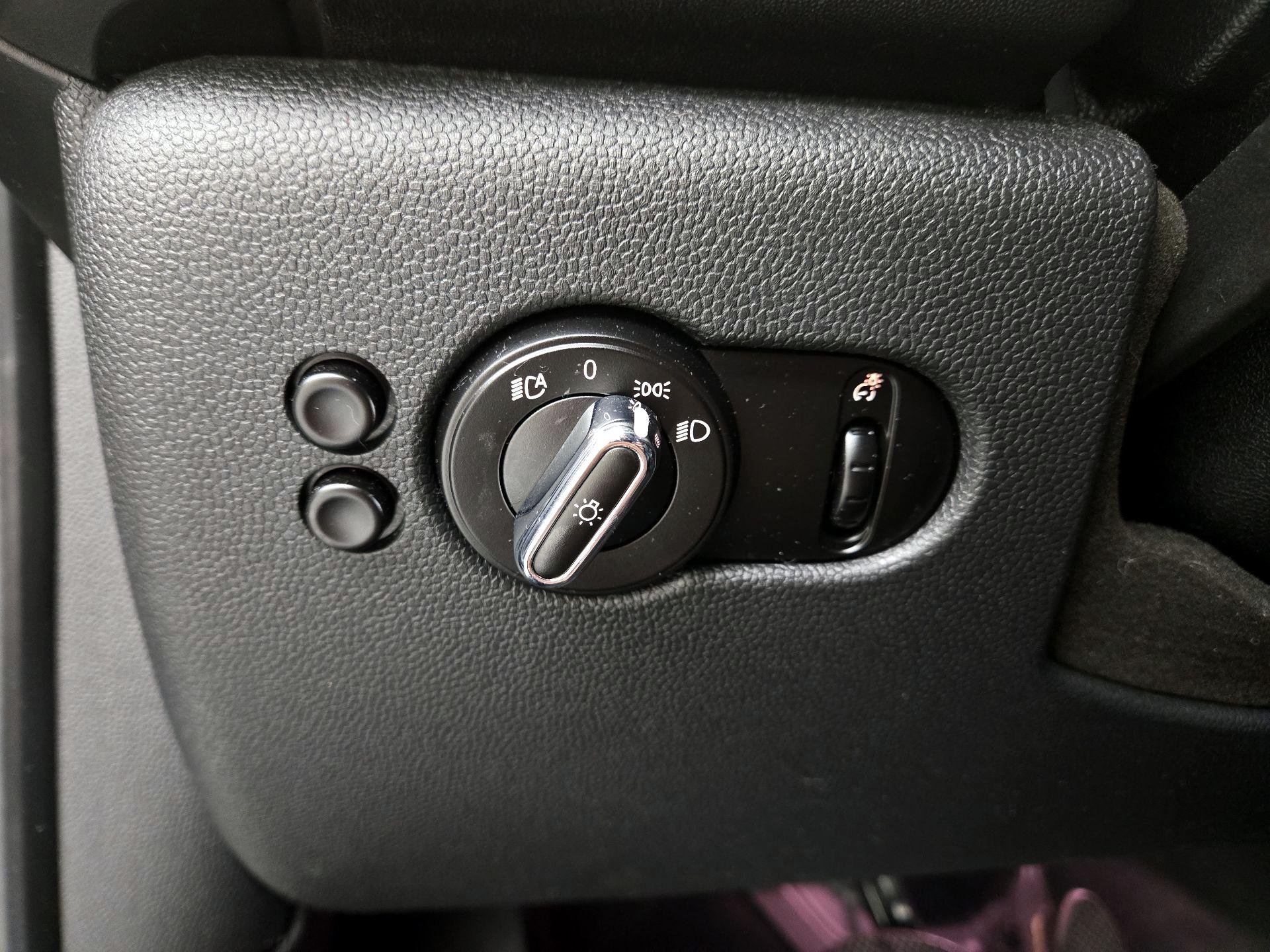 Thumbnail: 2015 MINI Cooper Hardtop - 13