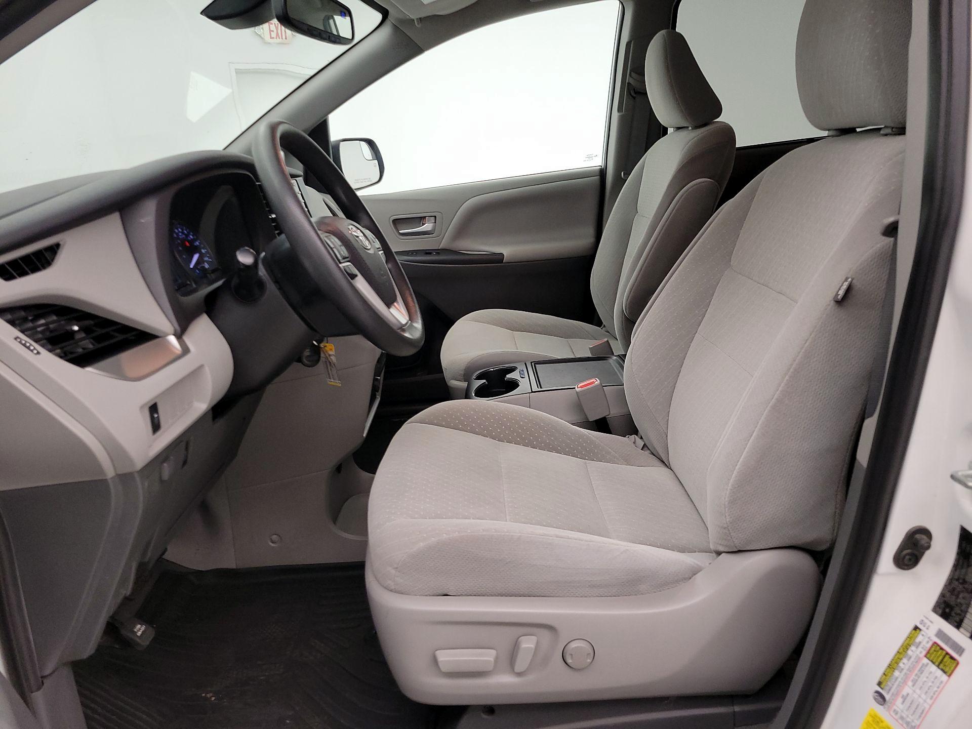 Thumbnail: 2020 Toyota Sienna - 11