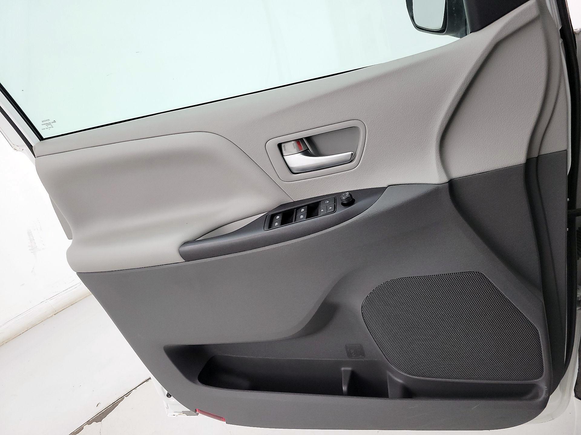 Thumbnail: 2020 Toyota Sienna - 12