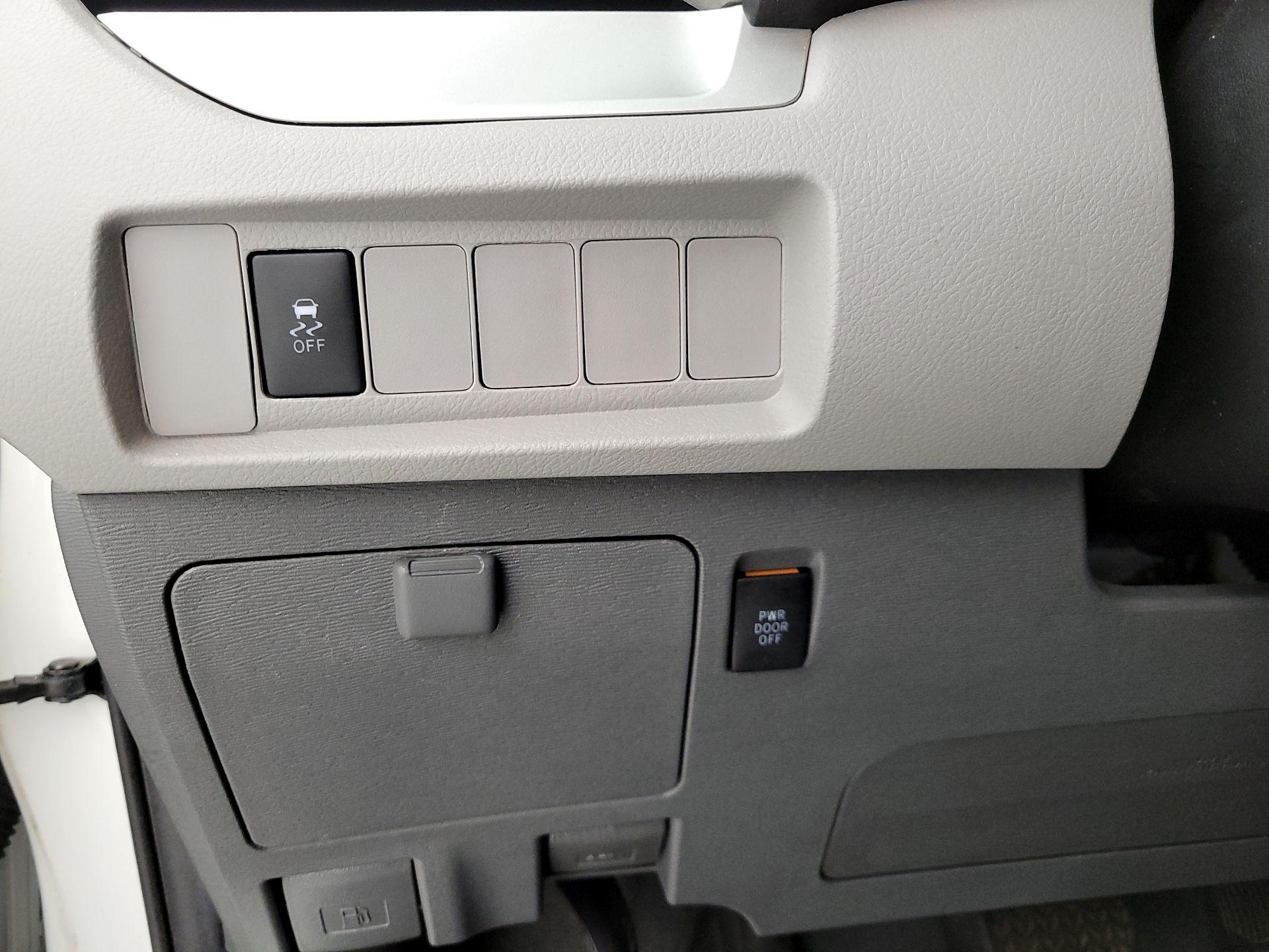 Thumbnail: 2020 Toyota Sienna - 13