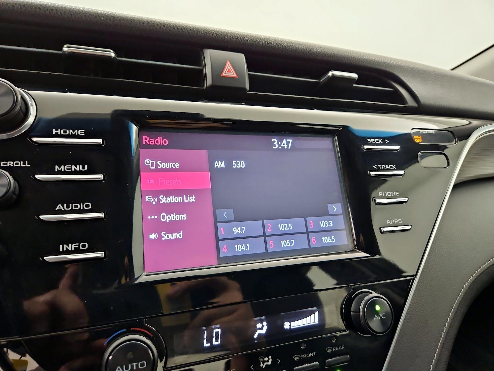 2018 Toyota Camry SE - Photo 16