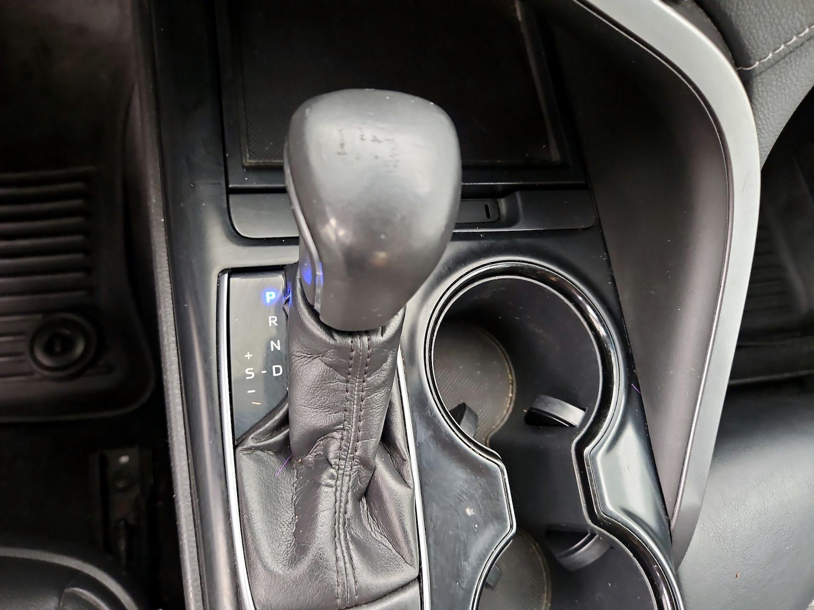 2018 Toyota Camry SE - Photo 18