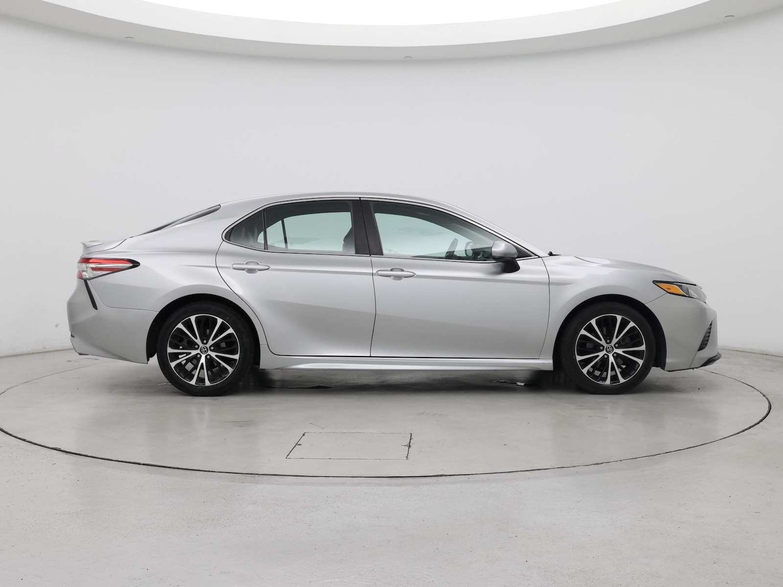 2018 Toyota Camry SE - Photo 8